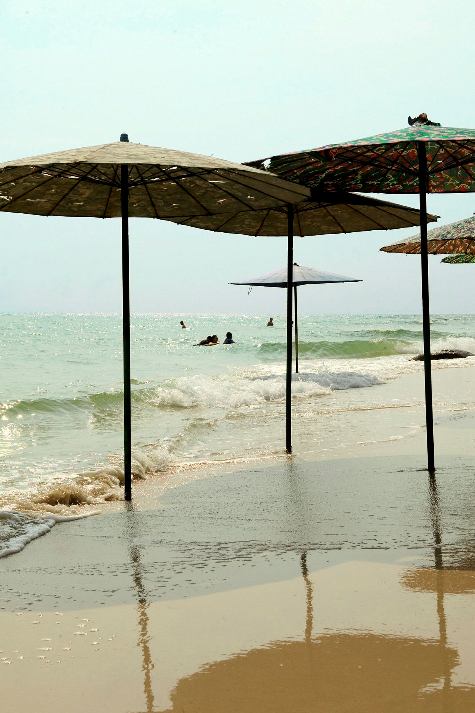 Strand med parasoller och havsutsikt. (AI-genererad text)