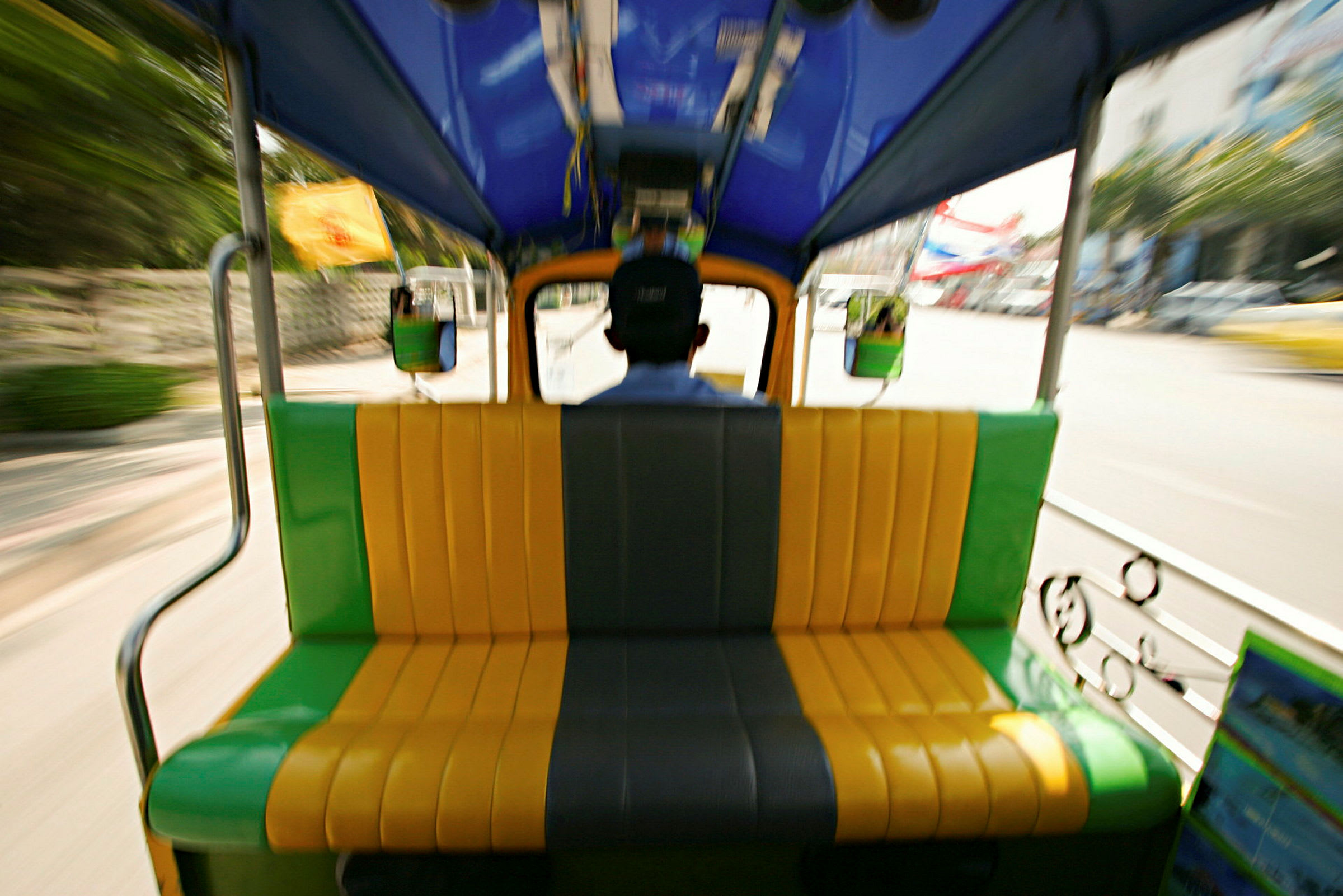 Sätena och interiören från insidan av en tuk-tuk sett bakifrån. (AI-genererad text)