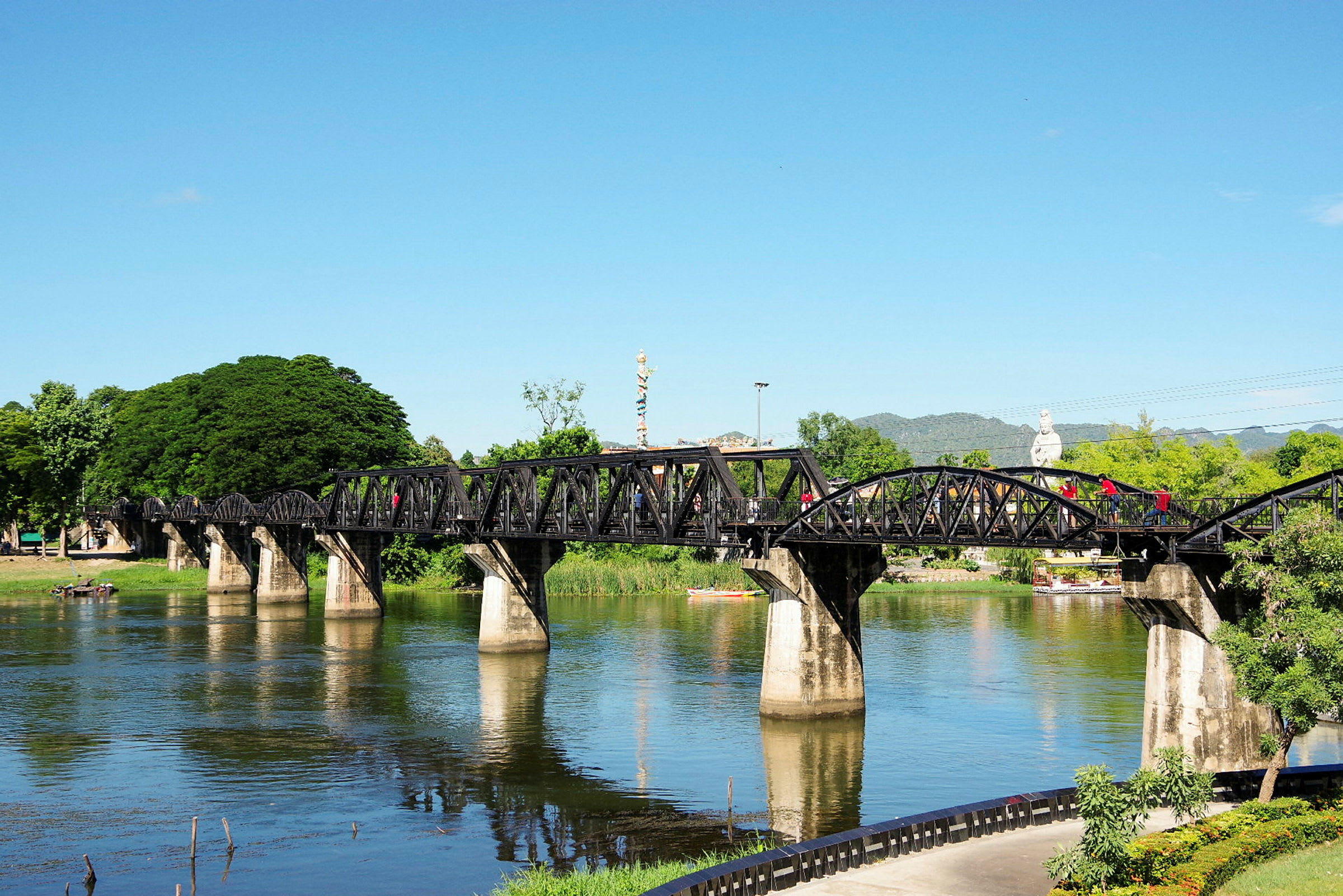 Bro över floden River Kwai i Kanchanaburi