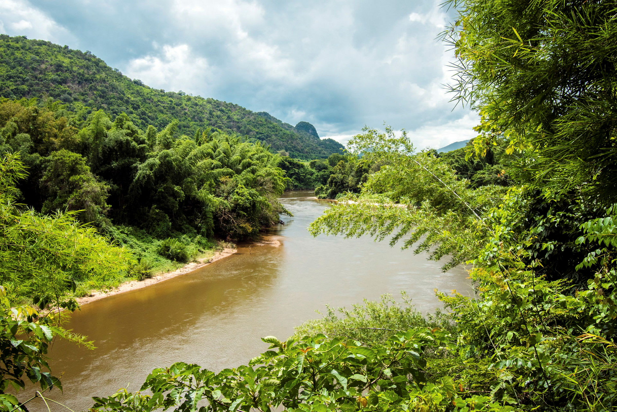 Grönska längs floden River Kwai i Kanchanaburi