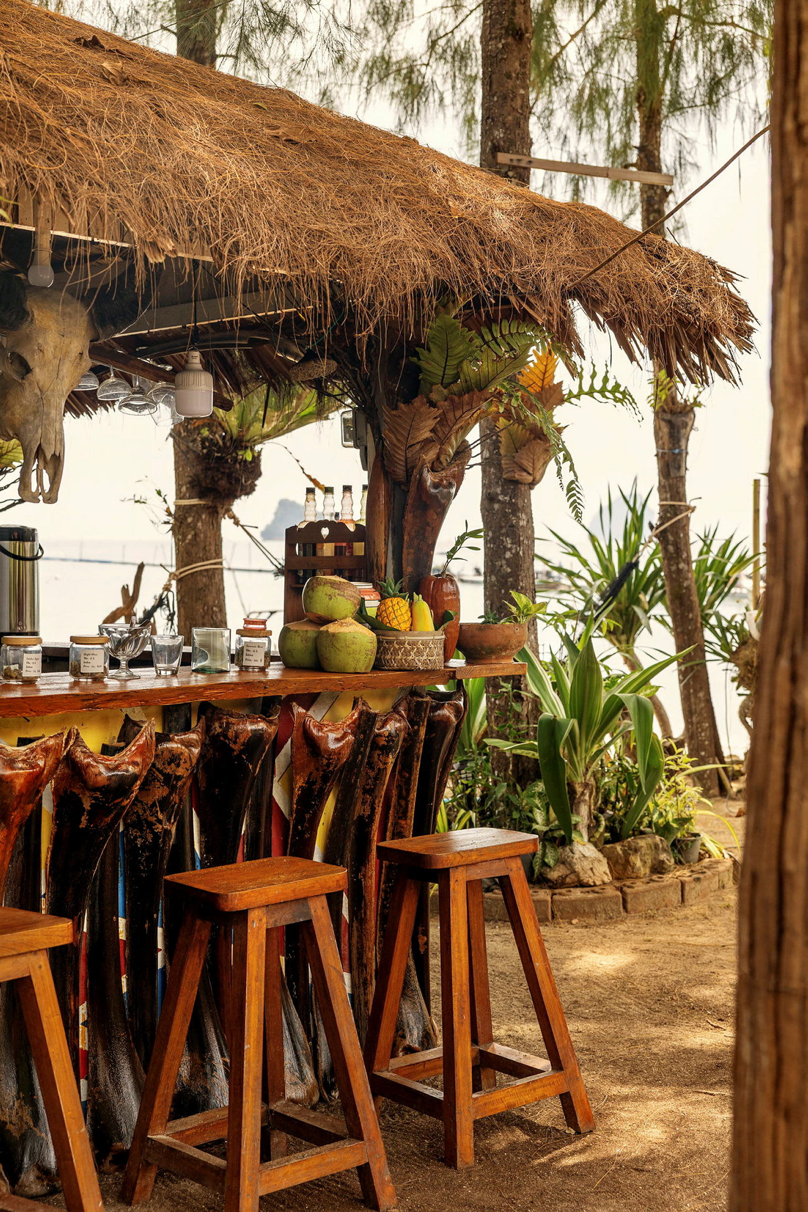 En strandbar med trästolar och tropisk inredning. (AI-genererad text)