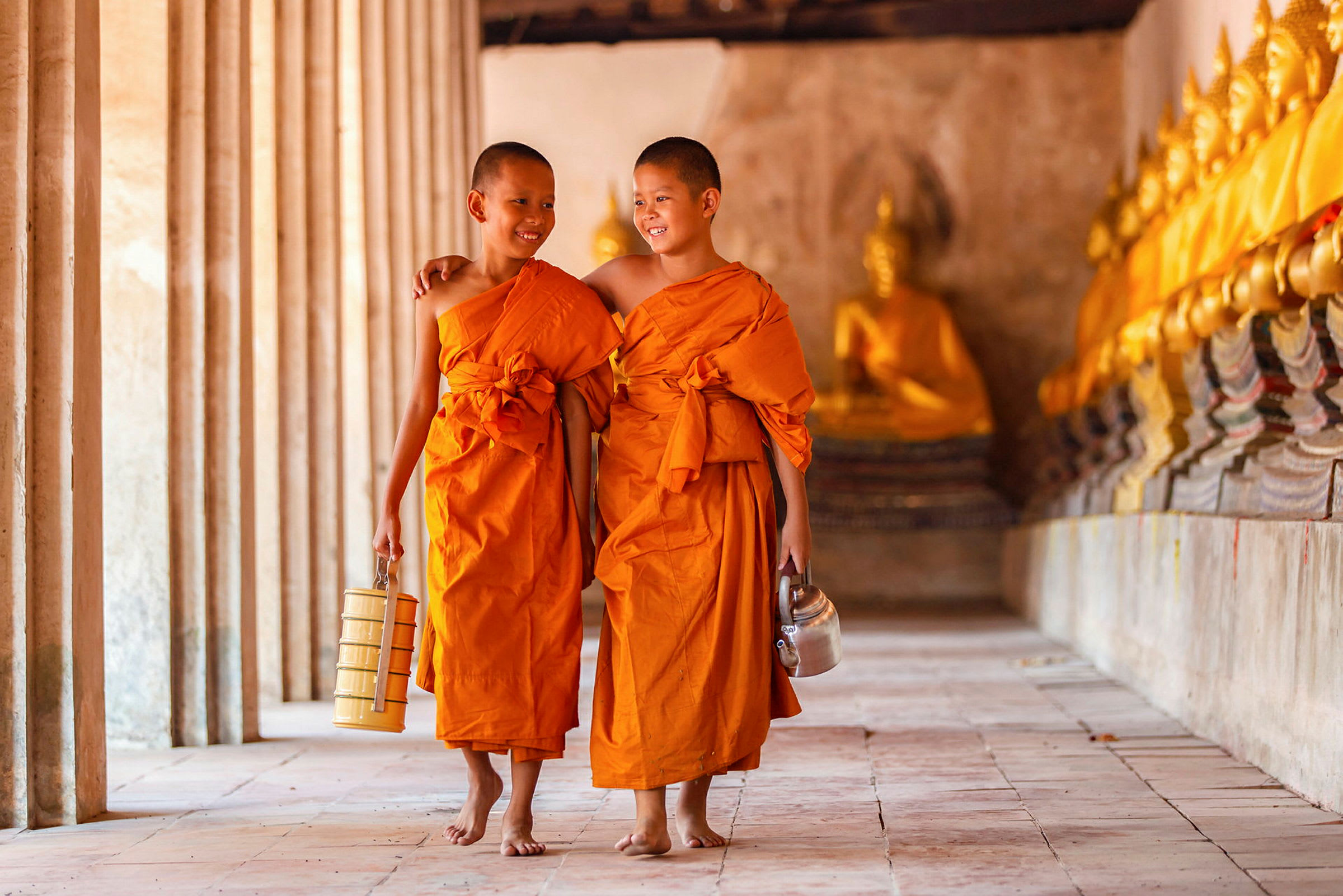 Unga munkar i ett tempel i Ayutthaya
