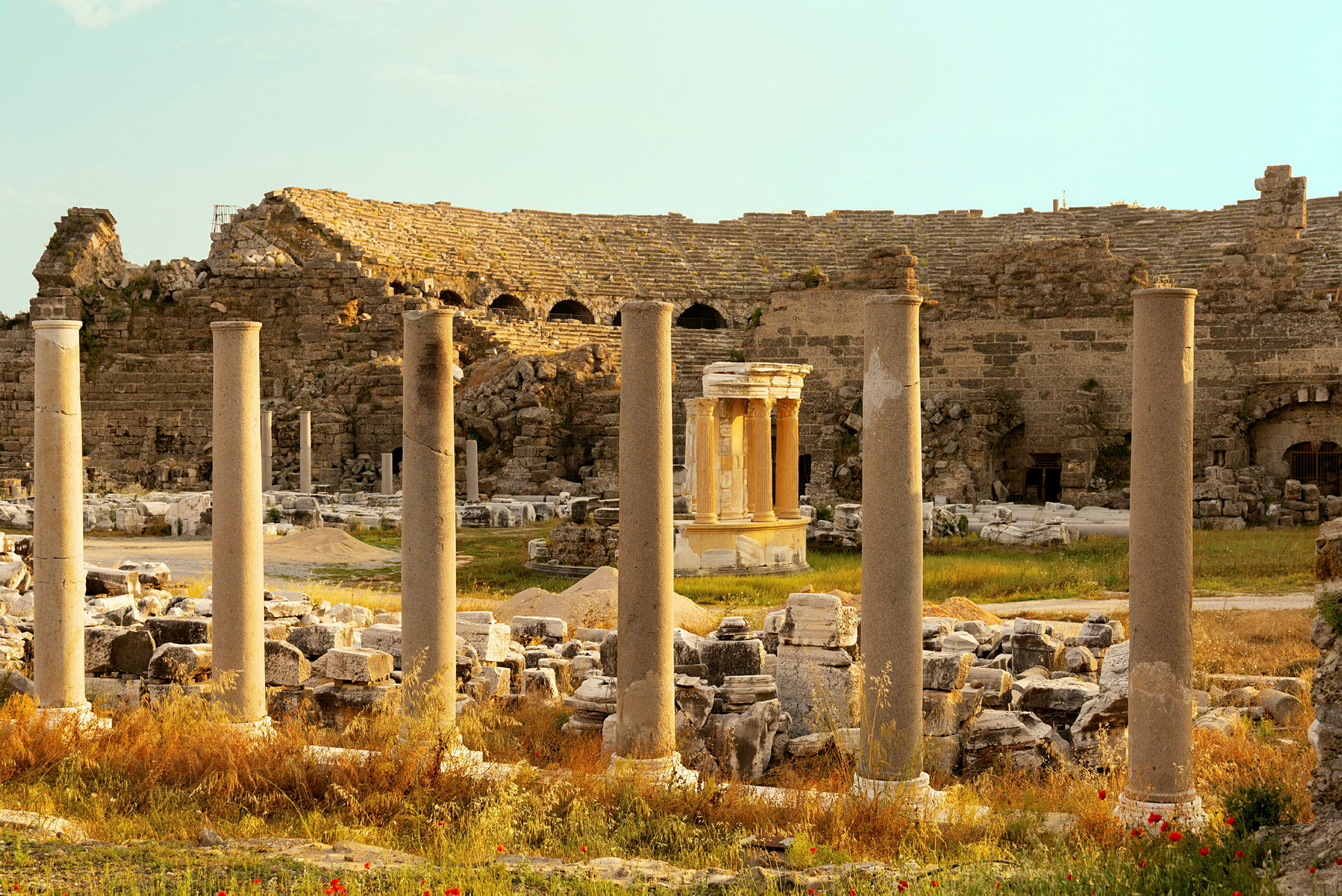 Antik ruin med pelare och byggnadsdetaljer. (AI-genererad text)