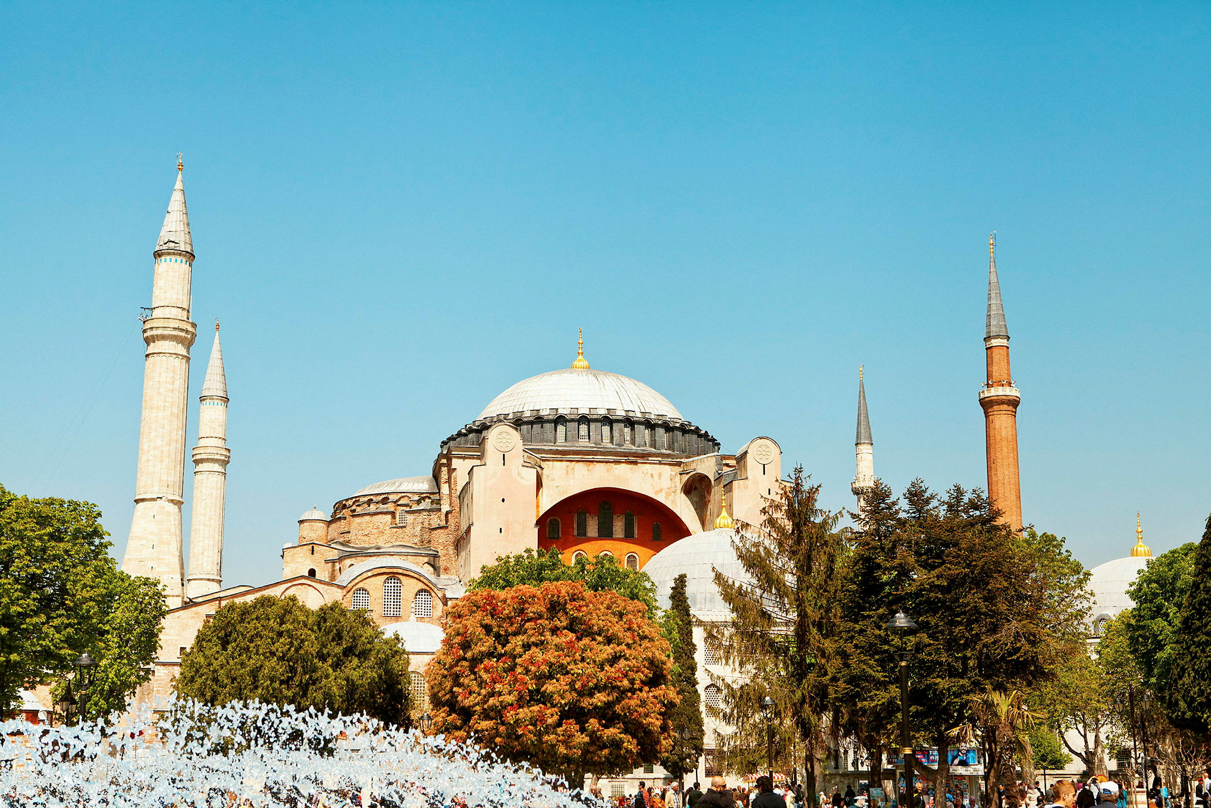 Hagia Sofia med dess minareter och grönska framför byggnaden. (AI-genererad text)