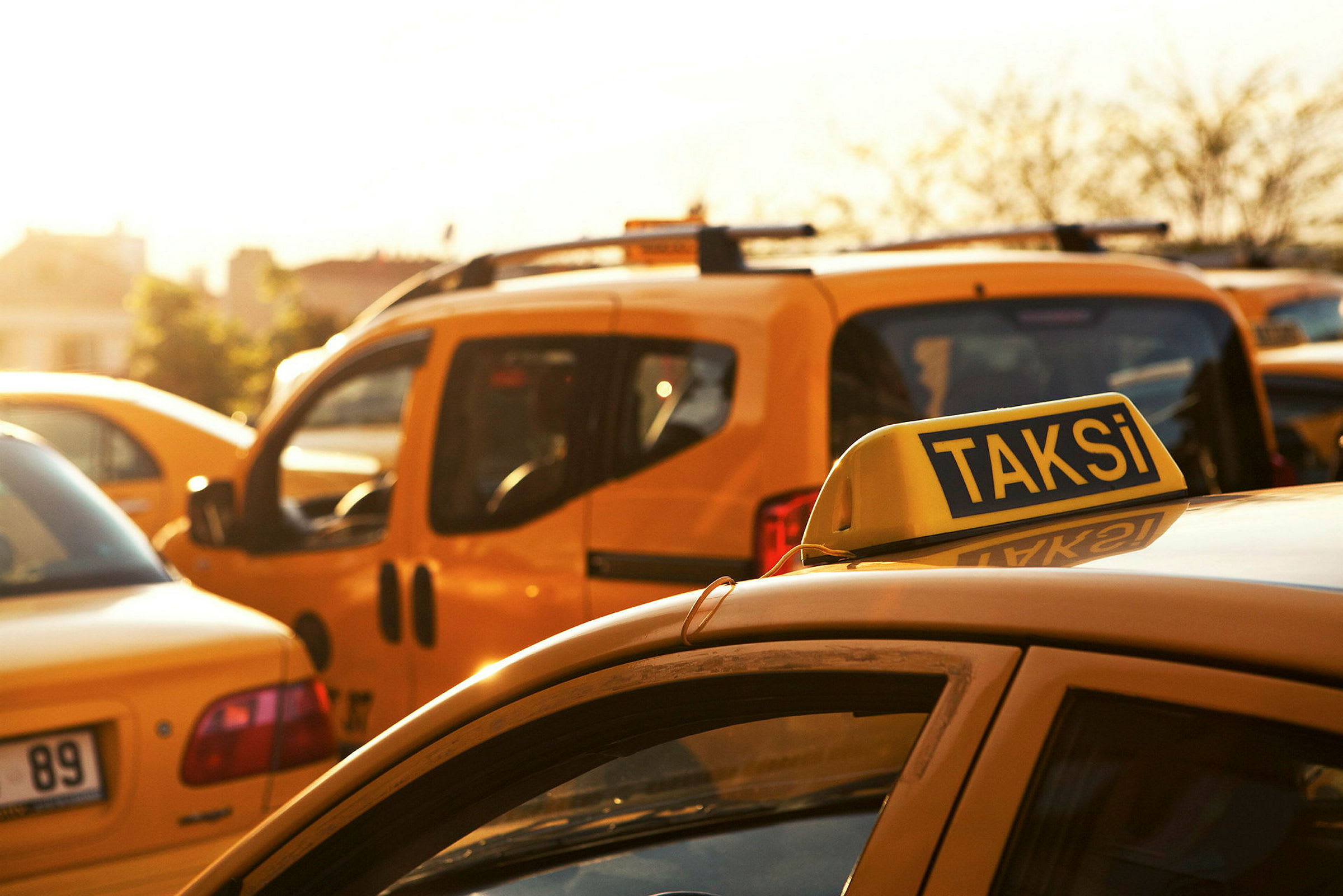 Gula taxibilar i solnedgången. (AI-genererad text)