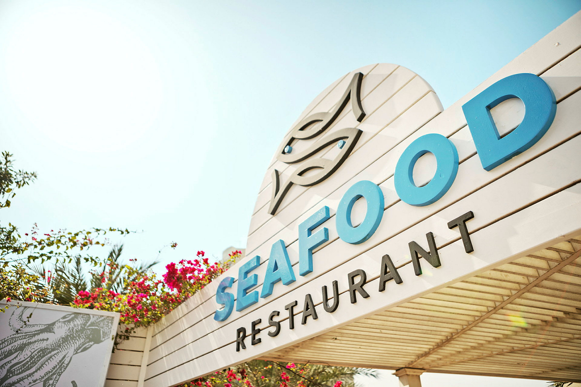 Skylt till en restaurang med texten Seafood. (AI-genererad text)