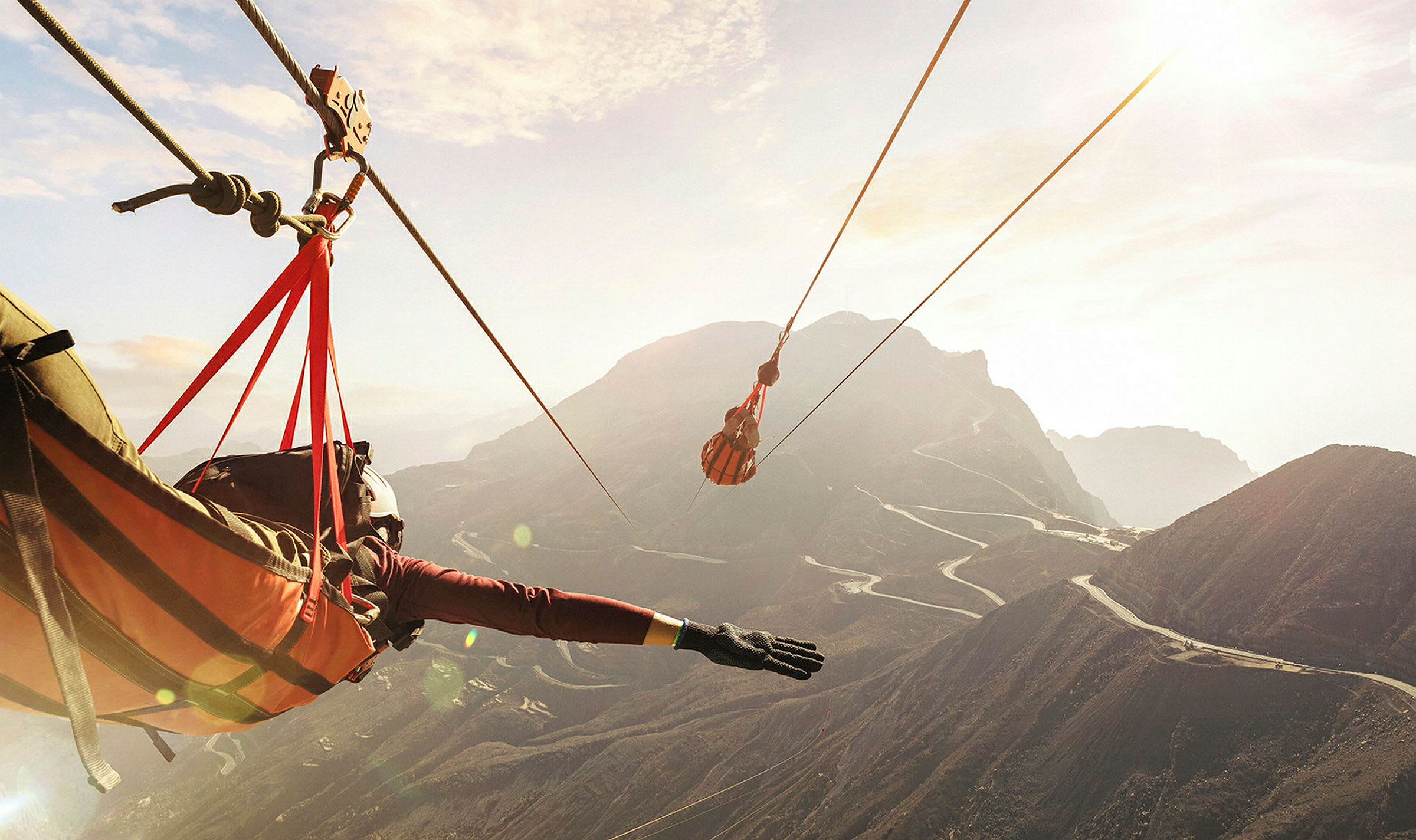 Person som åker zipline över bergigt landskap. (AI-genererad text)
