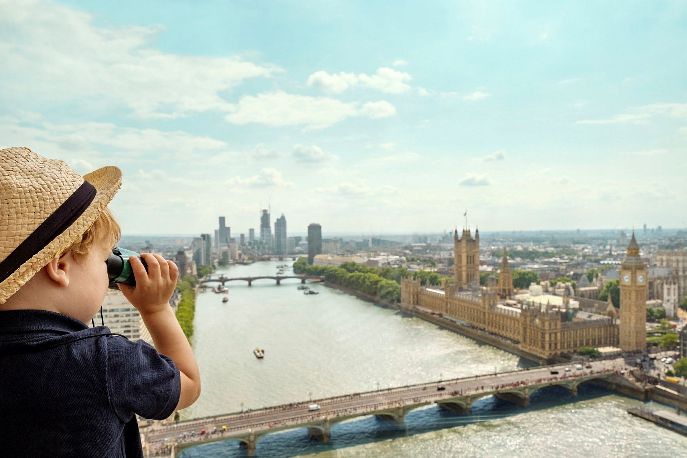 Barn i hatt tittar genom en kikare över London med Houses of Parliament och Themsen. (AI-genererad text)