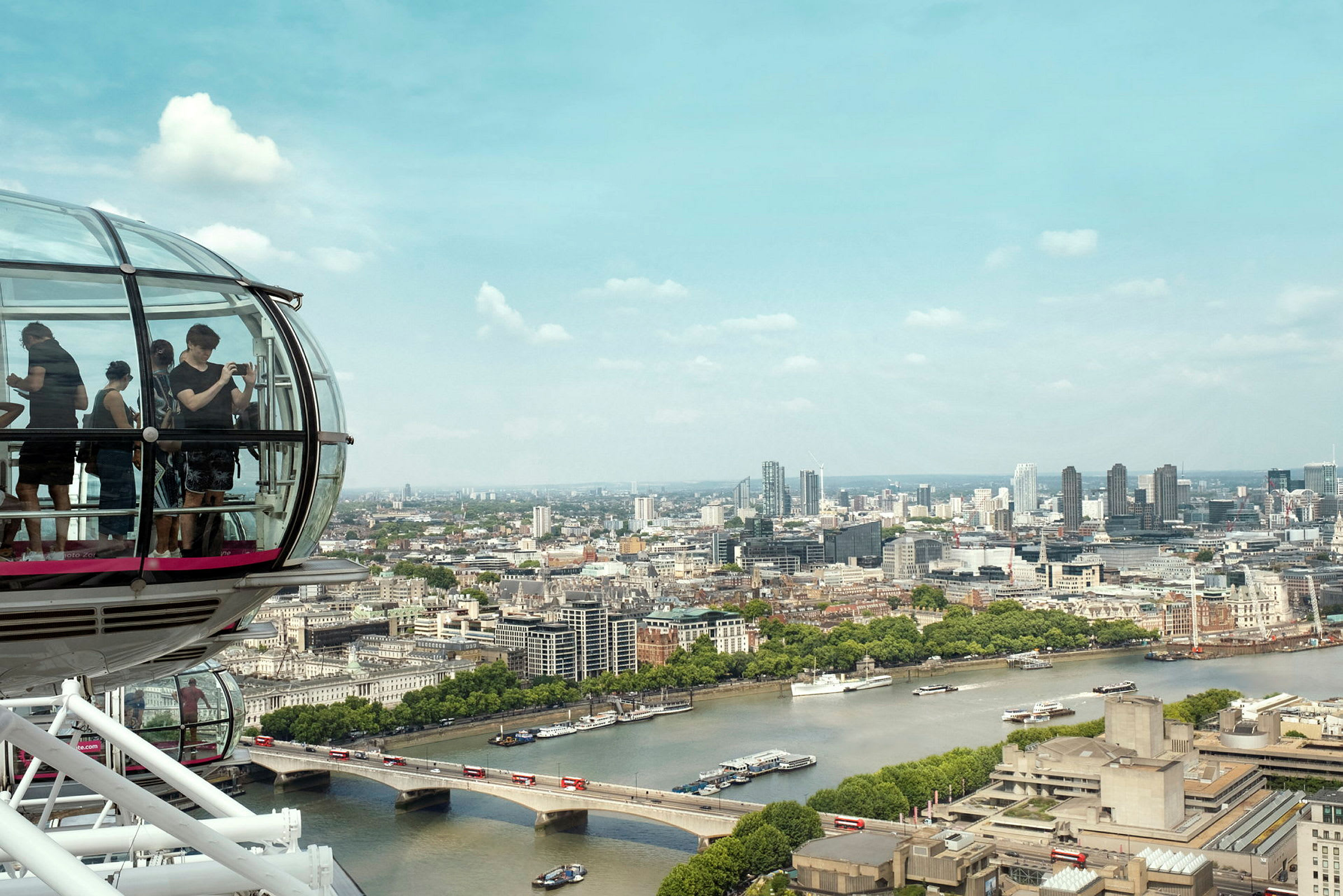 Vy över London från en kabin på London Eye, med Themsen och stadslandskap i bakgrunden. (AI-genererad text)