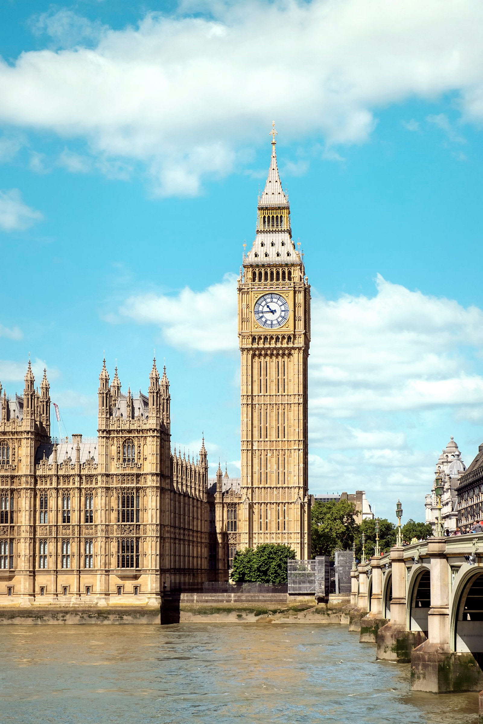 Big Ben och Westminsterpalatset vid floden Thames i London. (AI-genererad text)