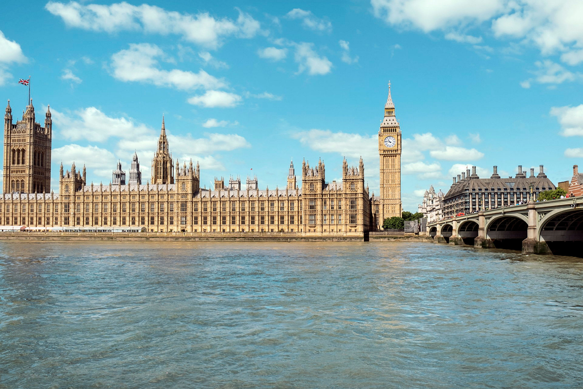Bild av Big Ben och Houses of Parliament i London, med floden Themsen i förgrunden. (AI-genererad text)