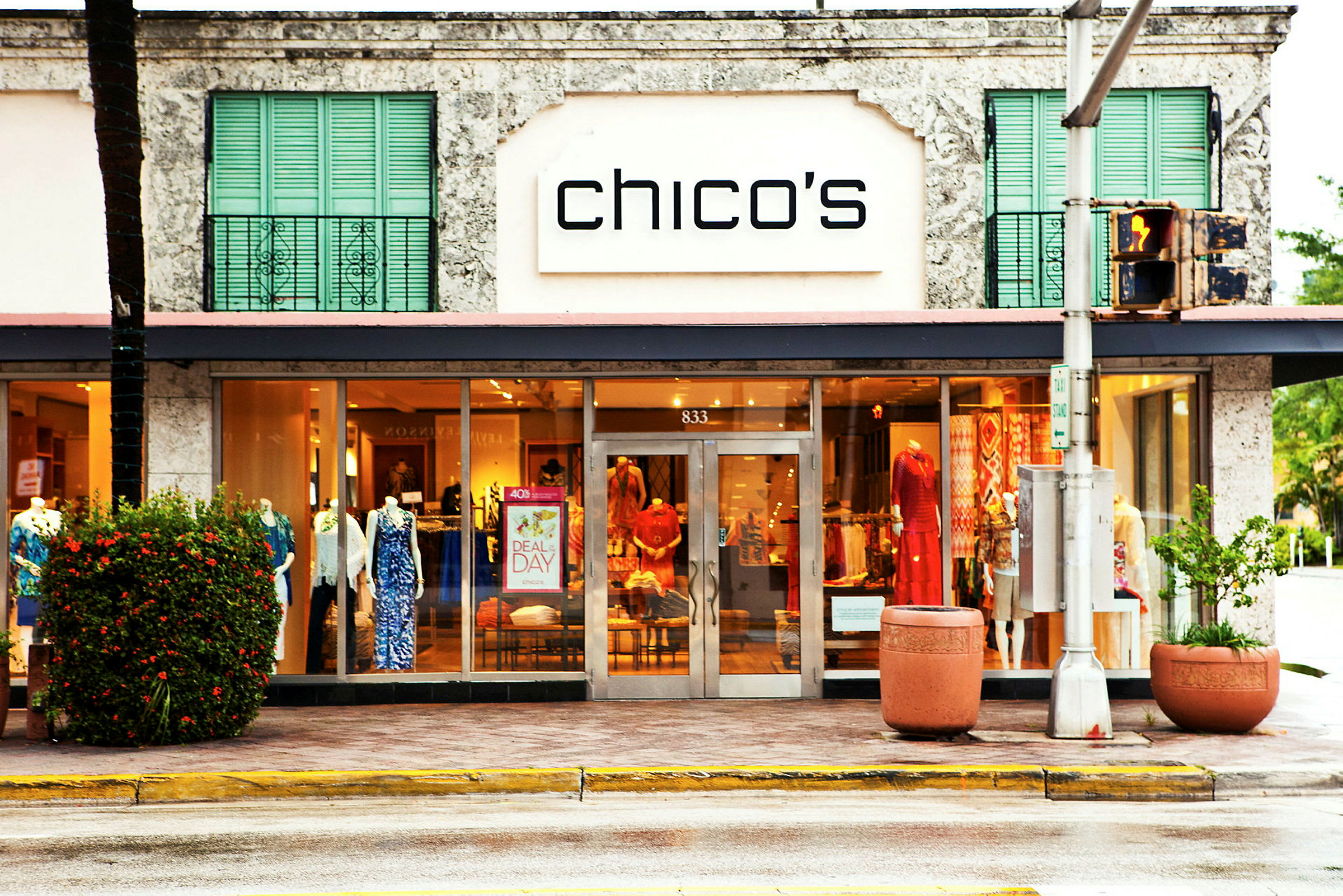 En butik med namnet Chico's med kläder synliga i skyltfönstret. (AI-genererad text)