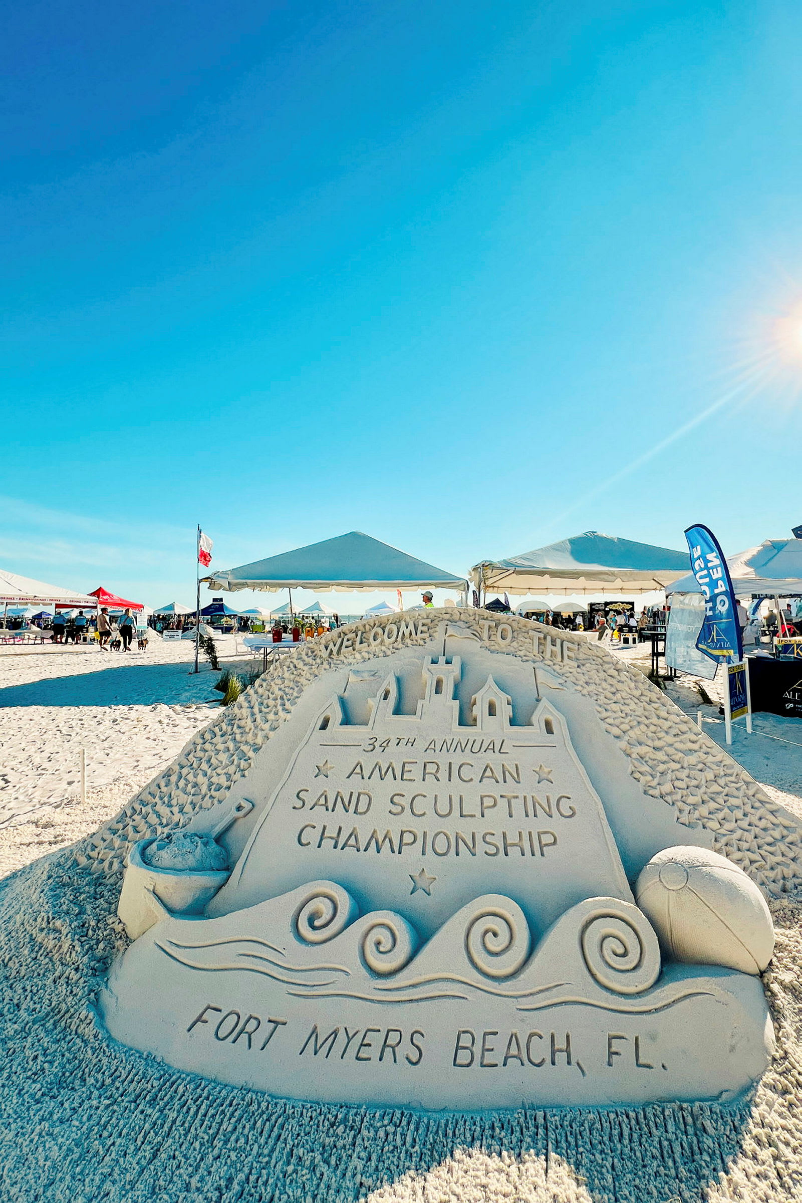 Sandstaty med texten 'Fort Myers Beach, FL' och 'American Sand Sculpting Championship'. (AI-genererad text)