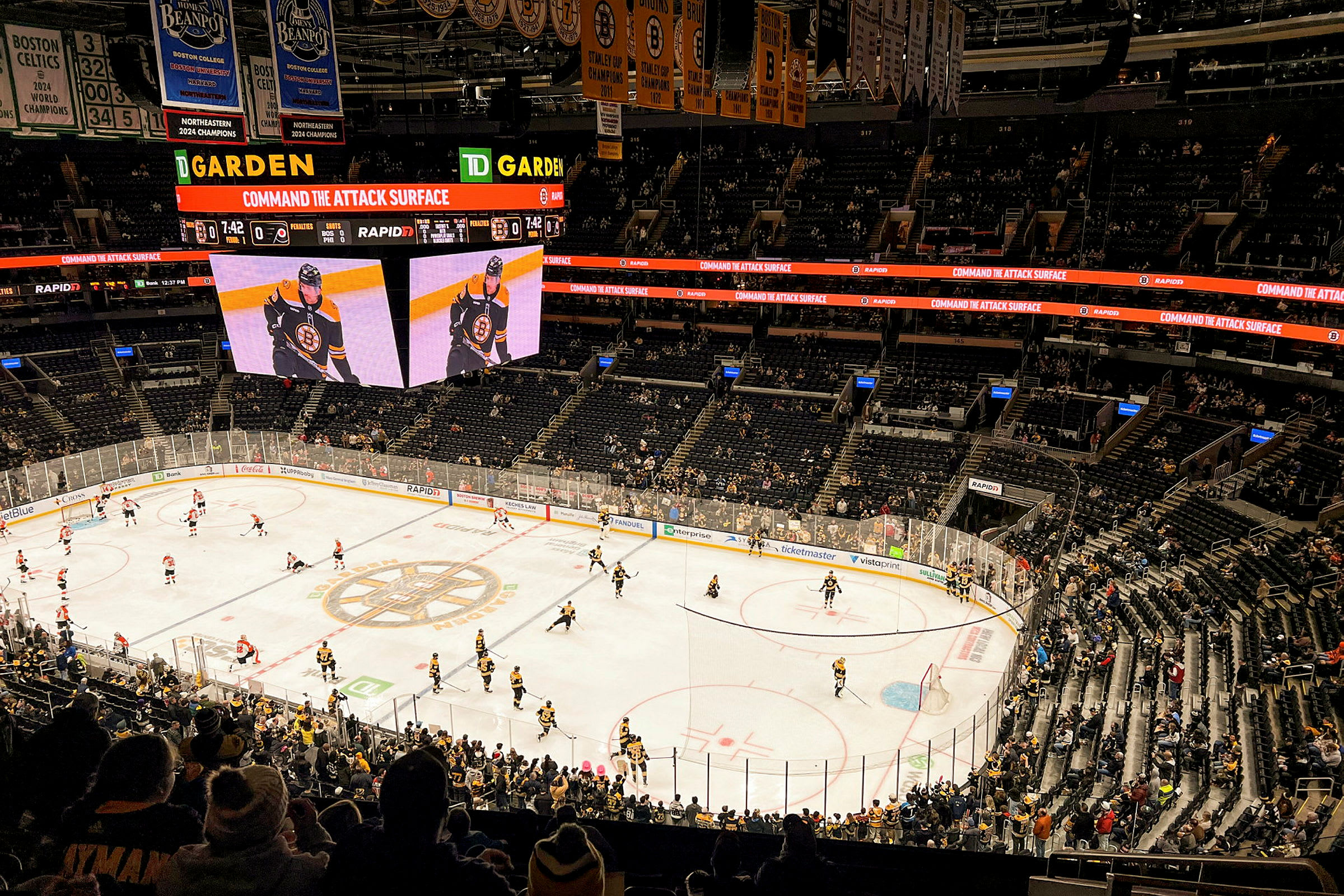 En ishockeymatch pågår i en stor arena med många åskådare. (AI-genererad text)