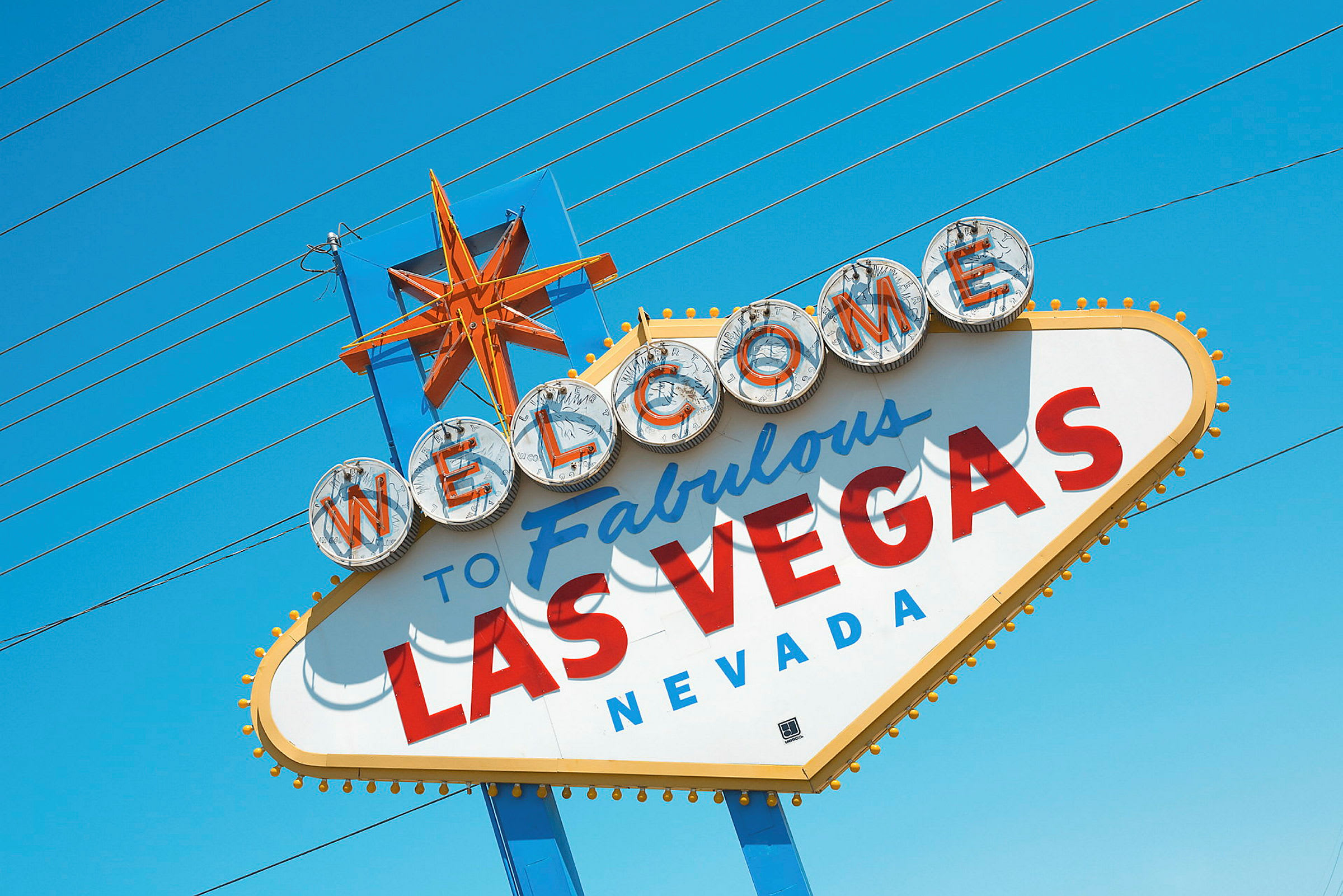 En skylt med texten "Welcome to Fabulous Las Vegas Nevada" mot en blå himmel. (AI-genererad text)