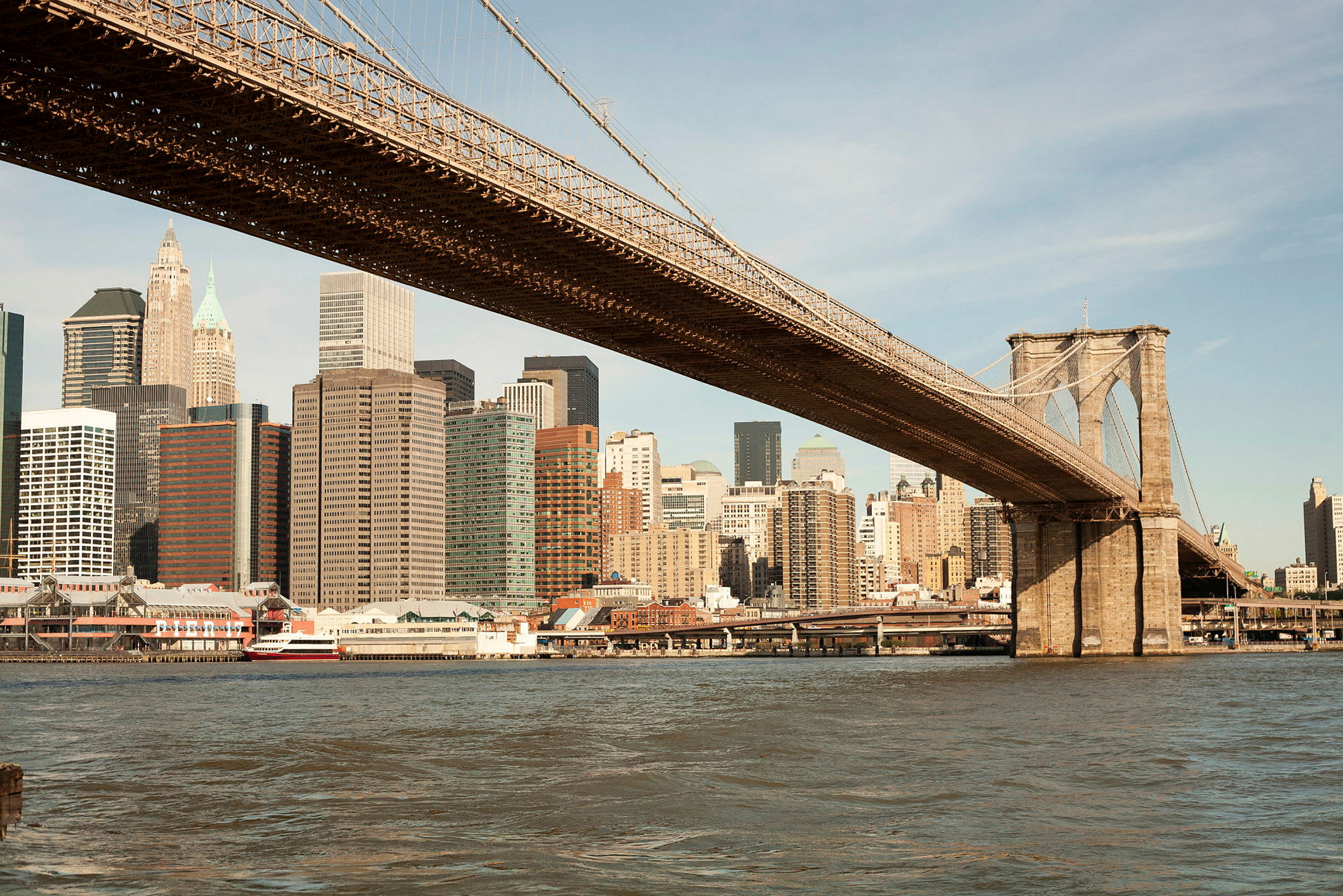 Brooklyn-bron över East River med skyskrapor i bakgrunden. (AI-genererad text)