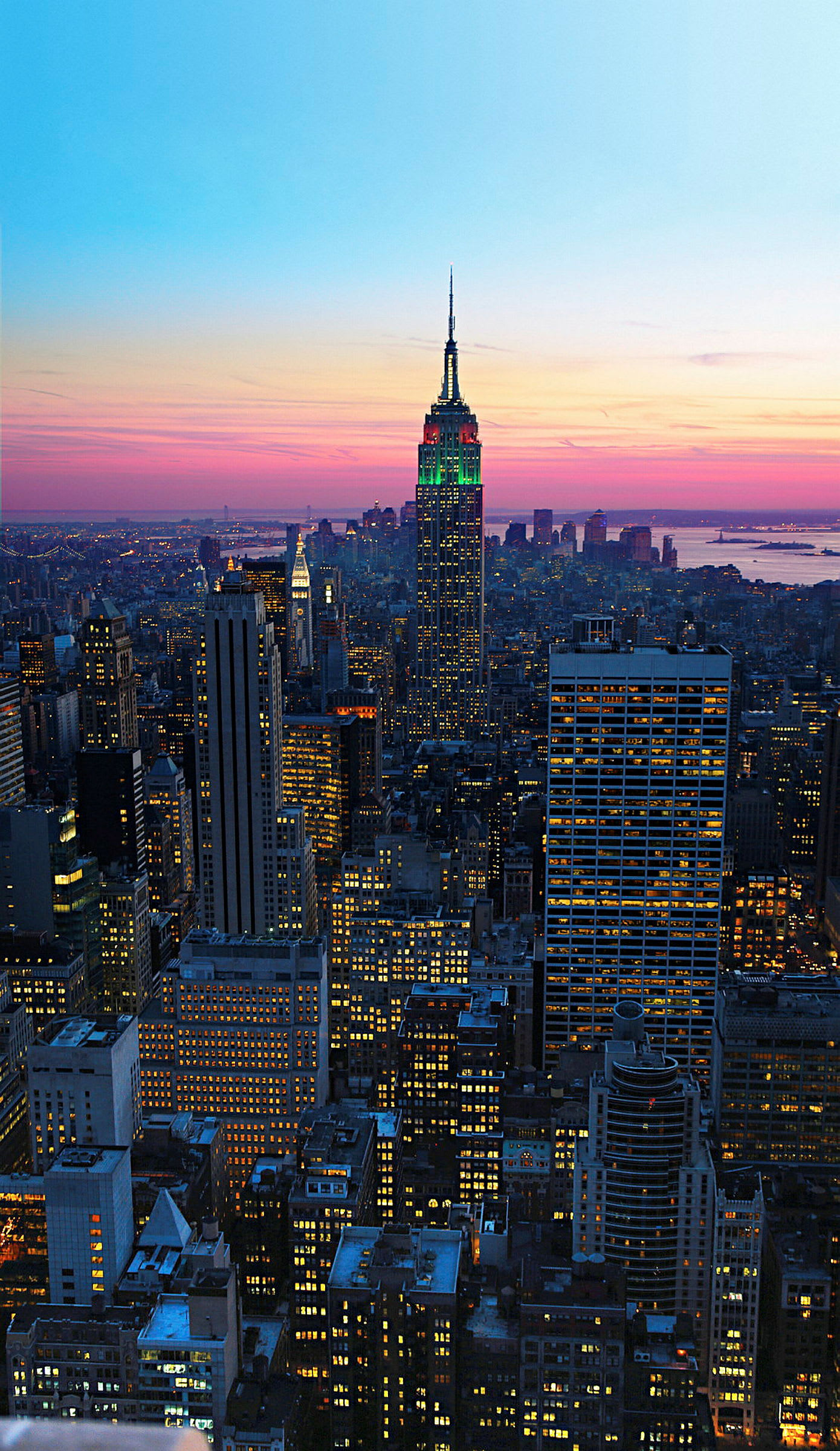 Vy över New York City med Empire State Building i centrum vid solnedgång. (AI-genererad text)