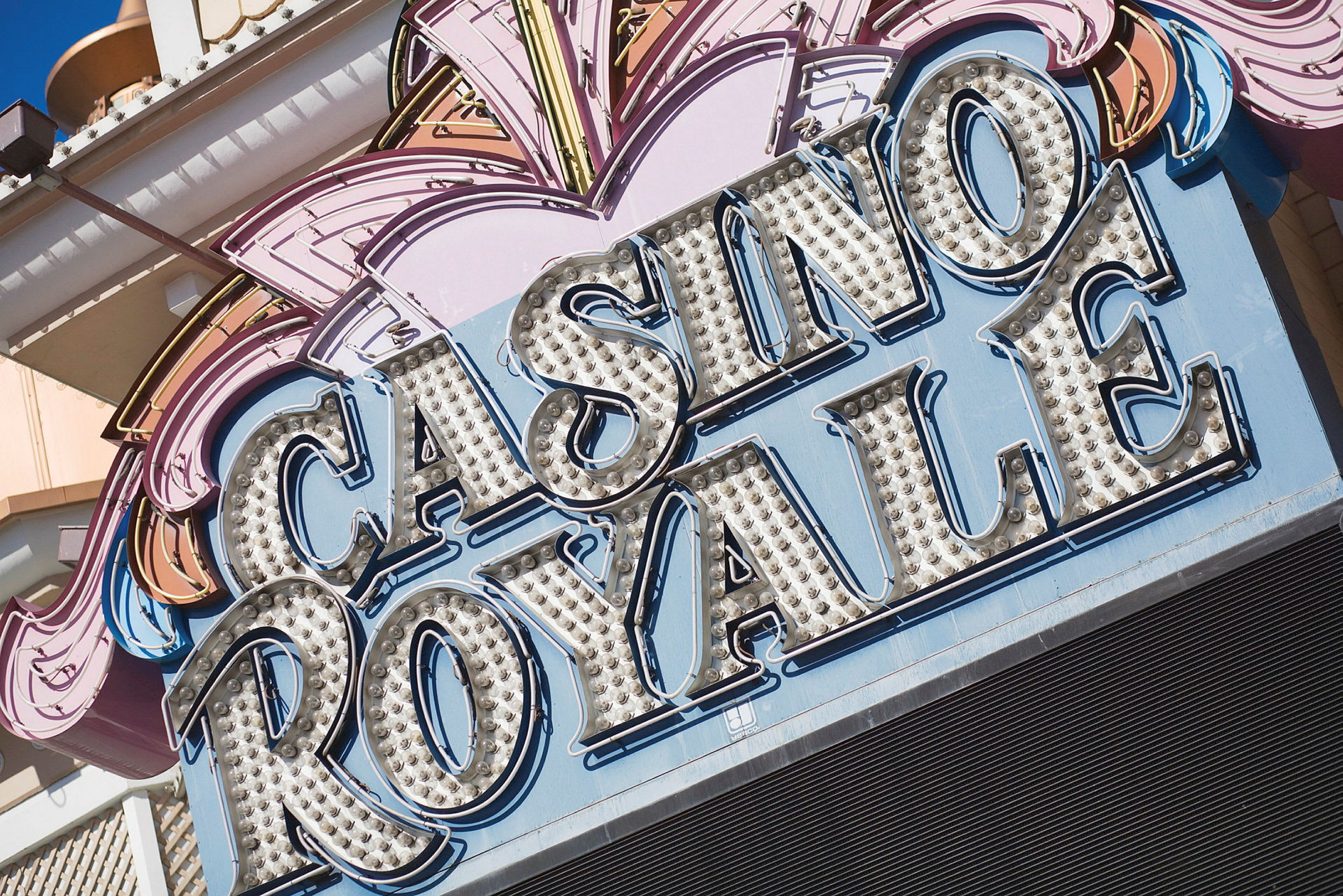 Skylt med texten "Casino Royale" i ljusdekoration. (AI-genererad text)