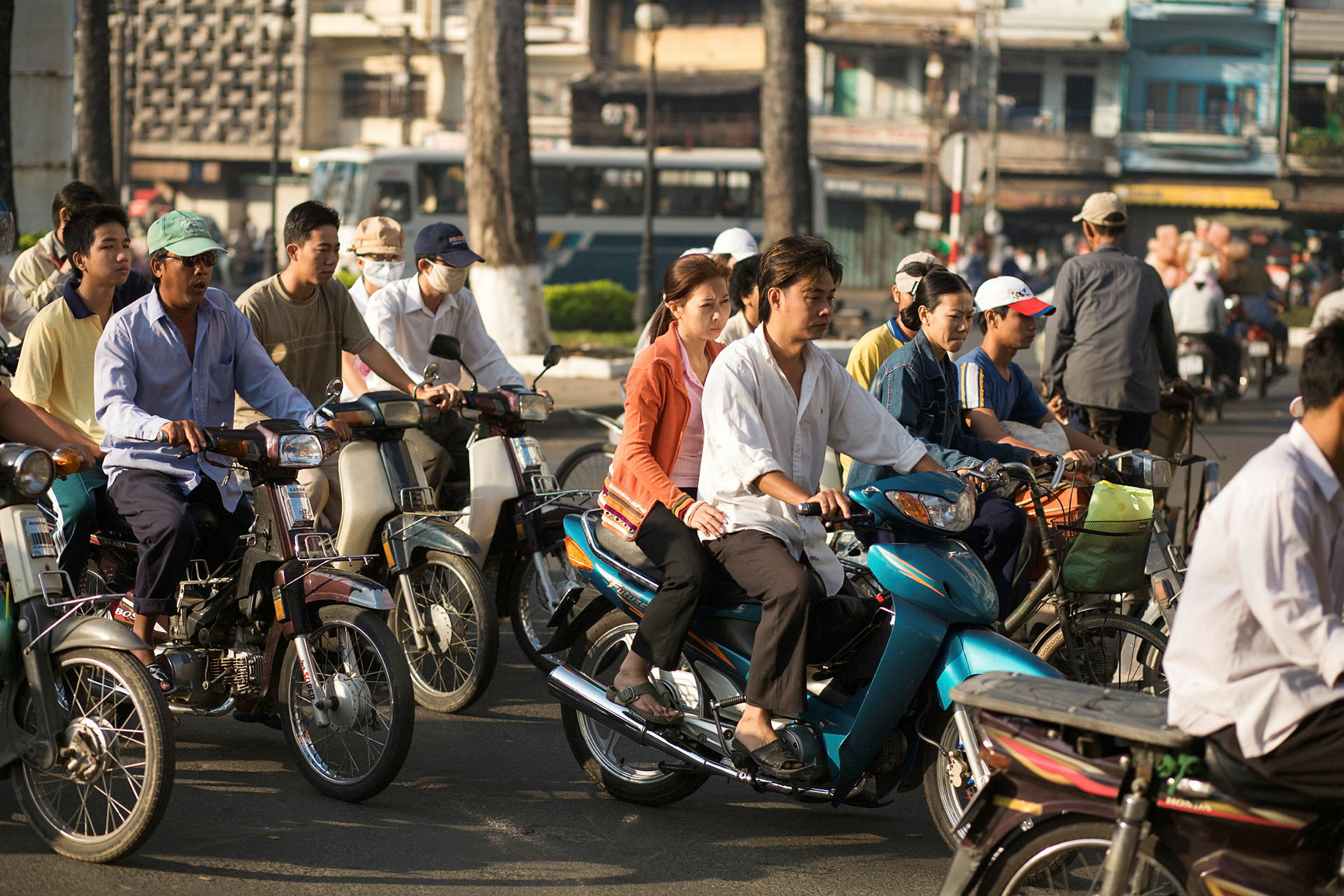En grupp människor kör motorcyklar på en gata i en stad. (AI-genererad text)