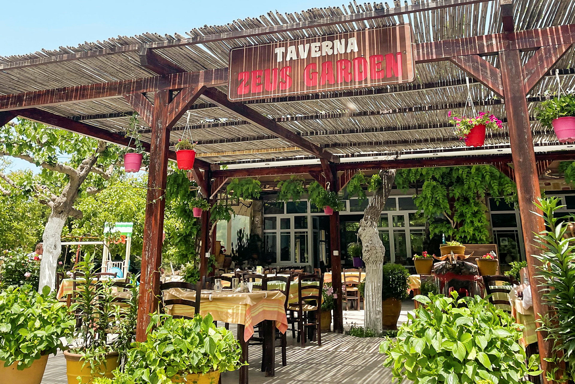 En taverna med uteservering och gröna växter. (AI-genererad text)