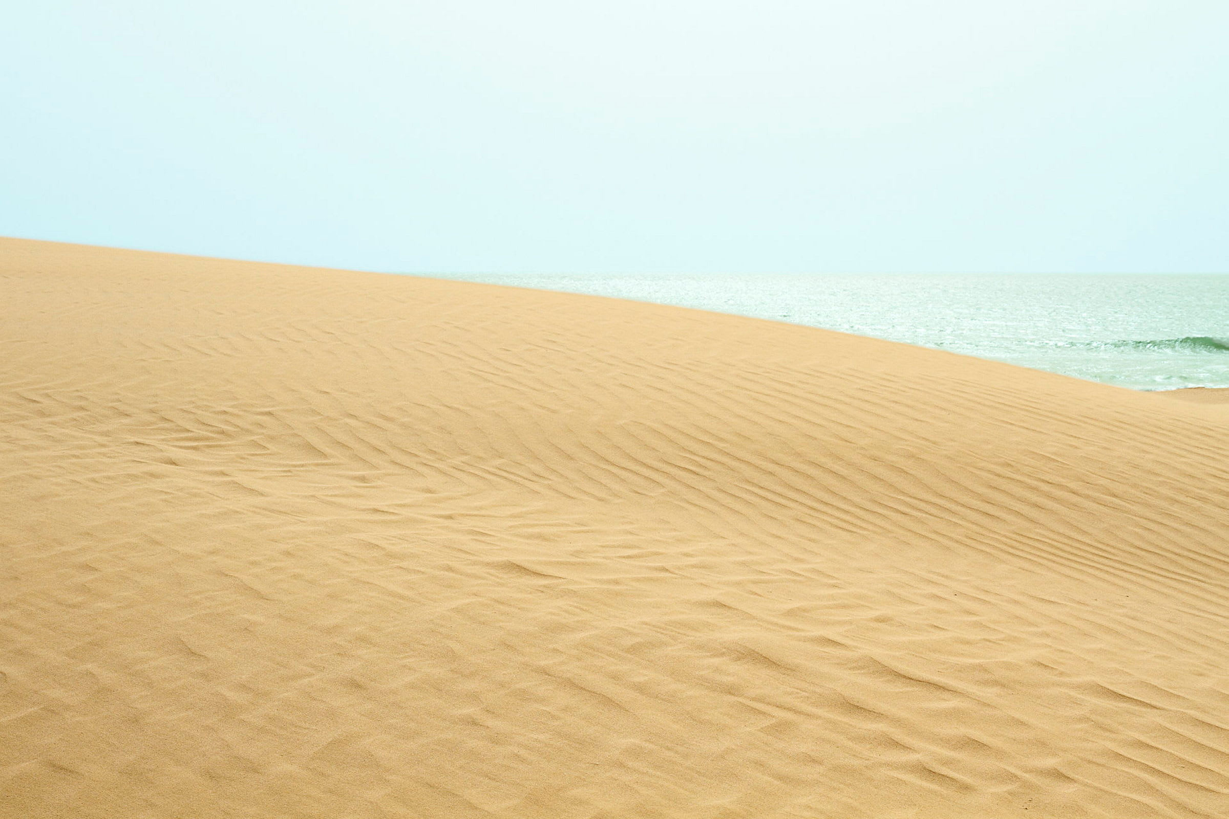 En sanddyn framför havet. (AI-genererad text)