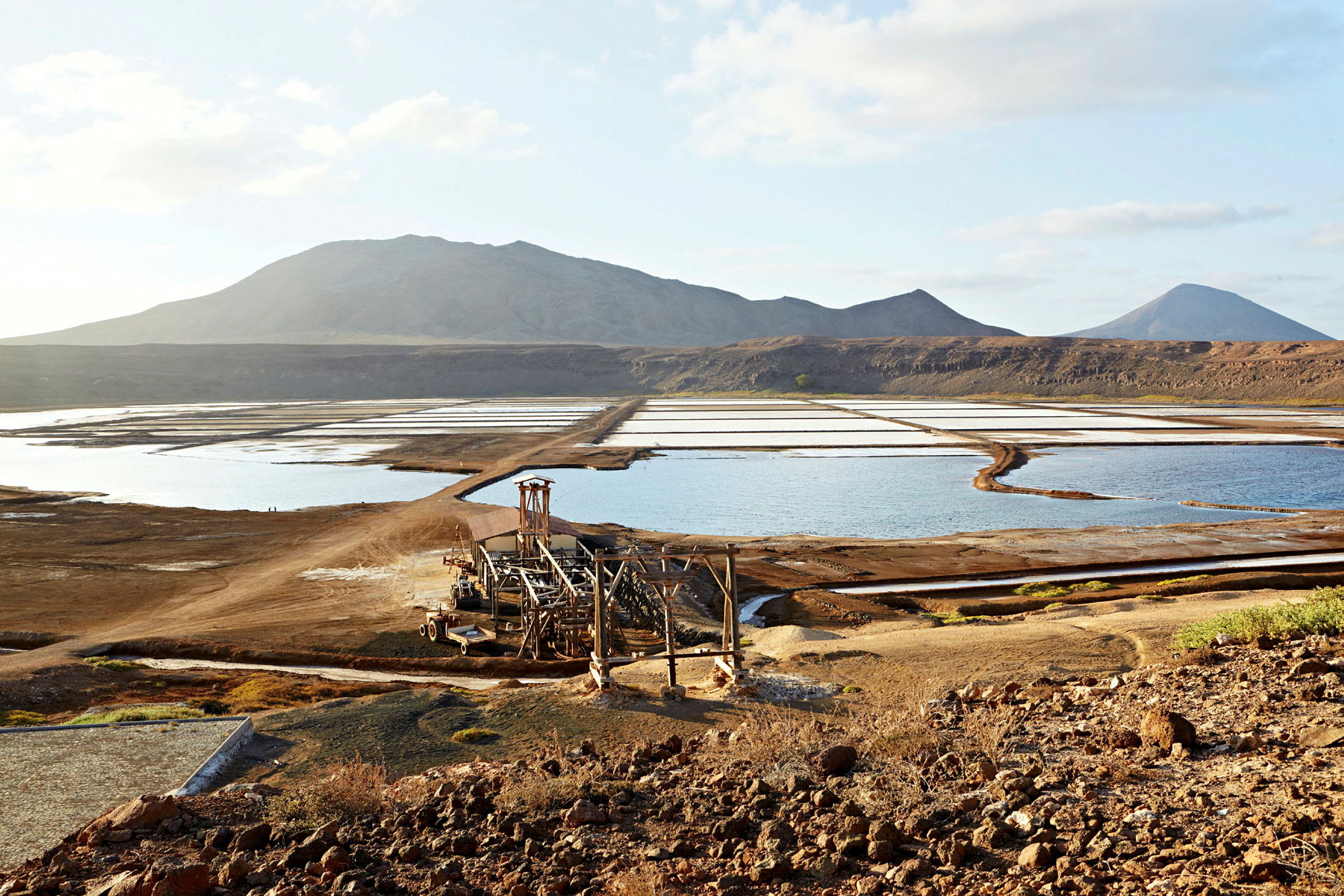 Saltfält med berg i bakgrunden. (AI-genererad text)