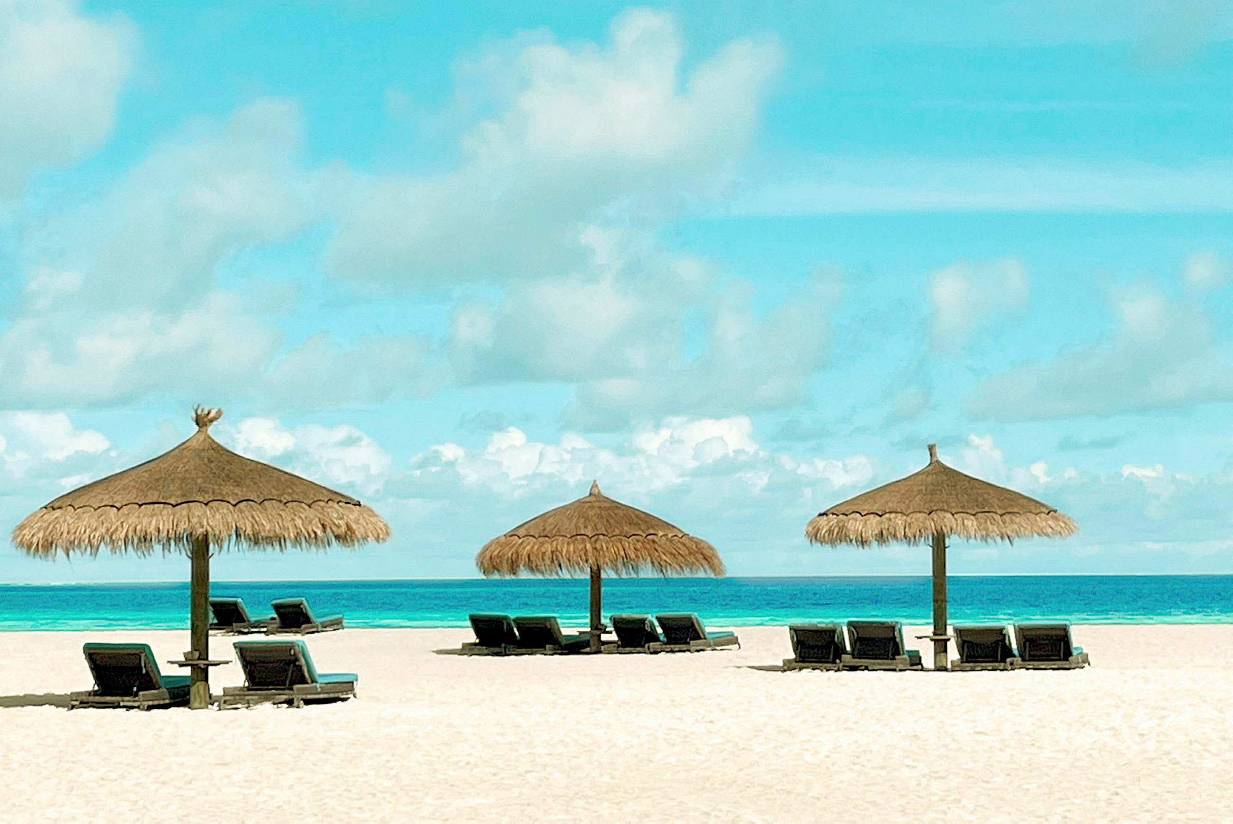 Strand med parasoller och solstolar. (AI-genererad text)