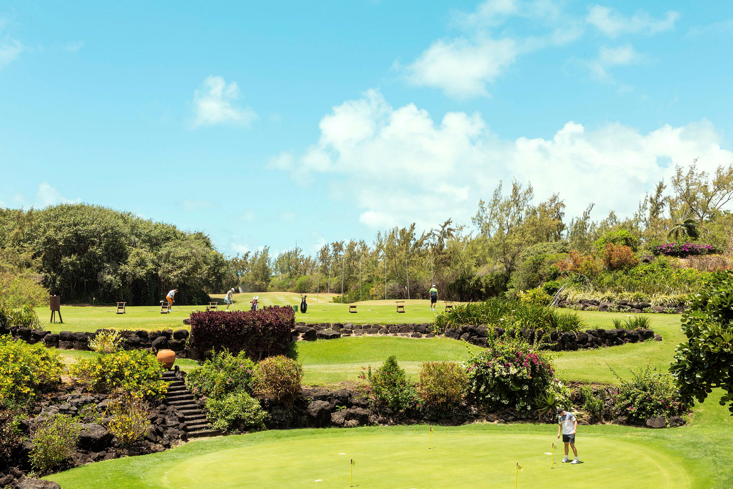 Golfspelare på en grönskande bana med blå himmel i bakgrunden. (AI-genererad text)