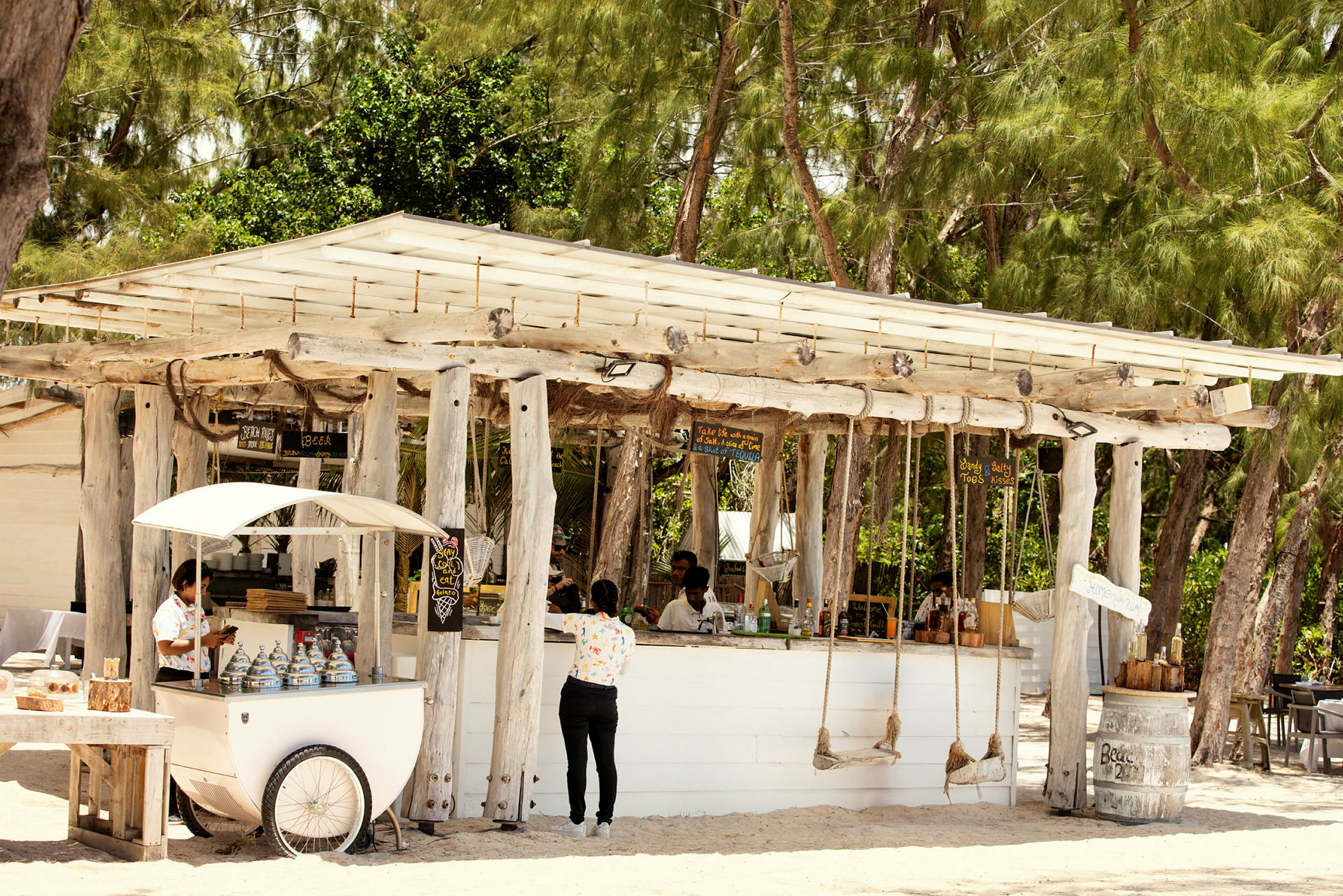 Strandbar med träinredning och en glassvagn. (AI-genererad text)