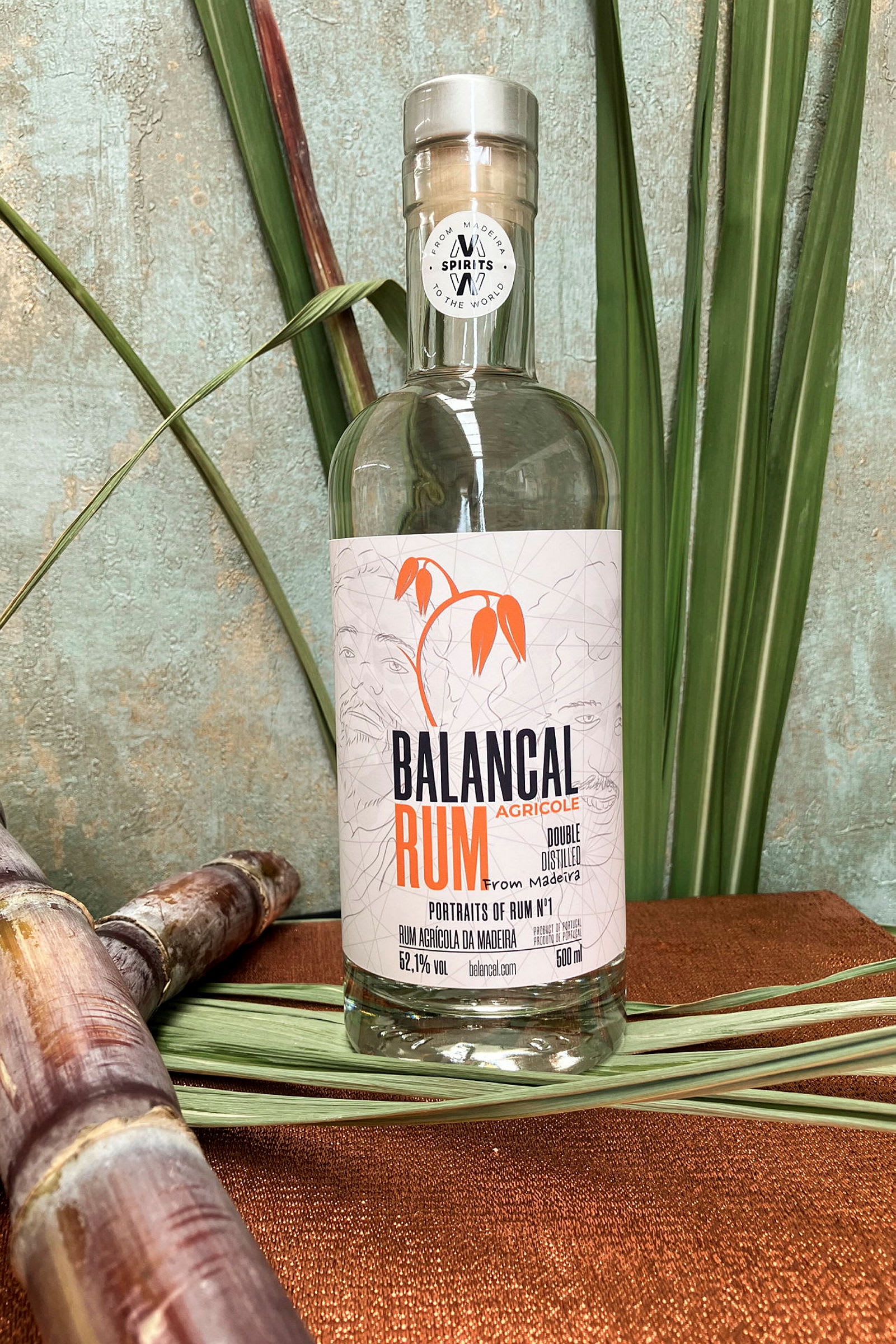 En flaska Balancal Rum framför en bakgrund med palmbad och sockerrör. (AI-genererad text)