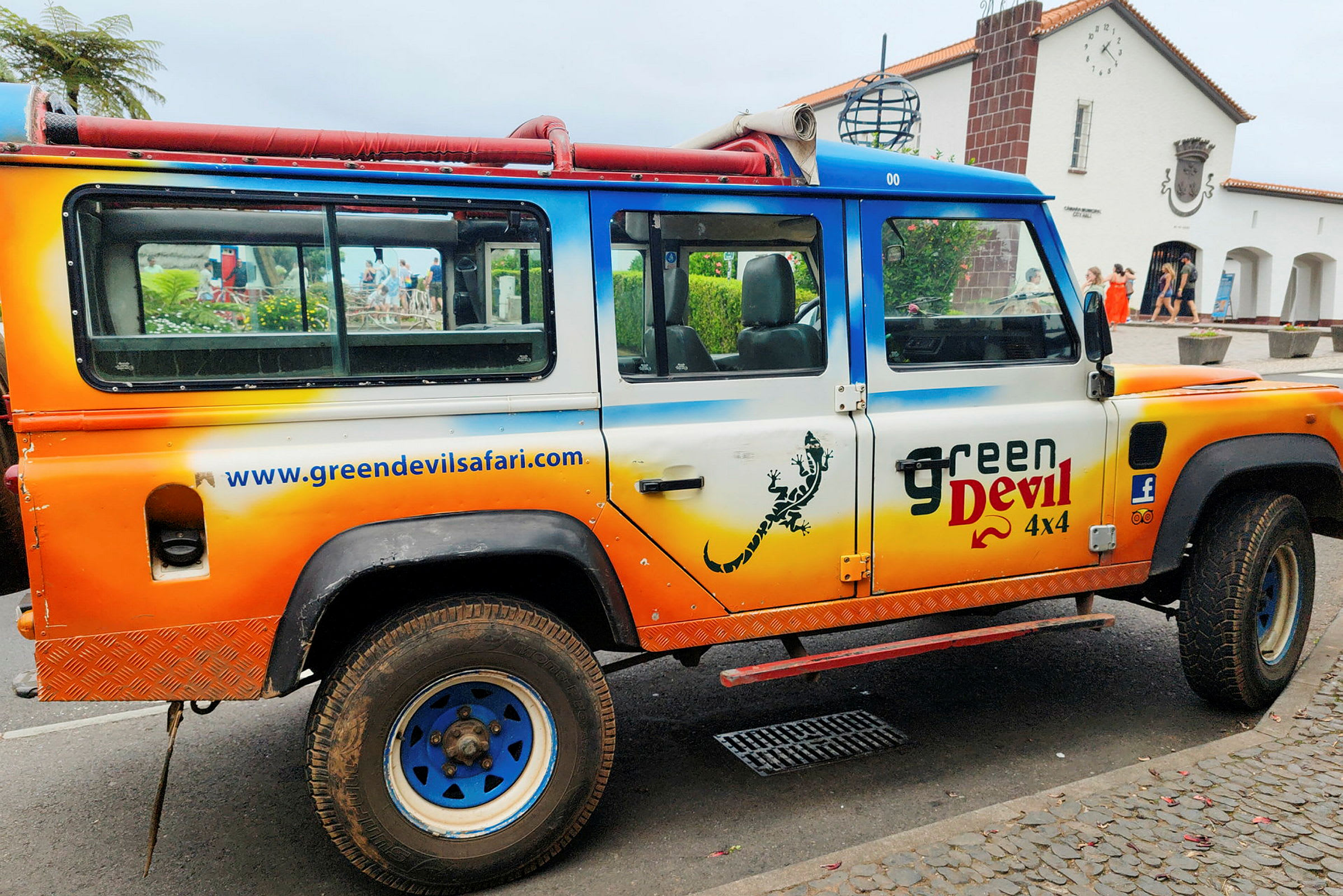 Fyrhjulsdriven bil med färgglad design och texten 'Green Devil Safari 4x4'. (AI-genererad text)