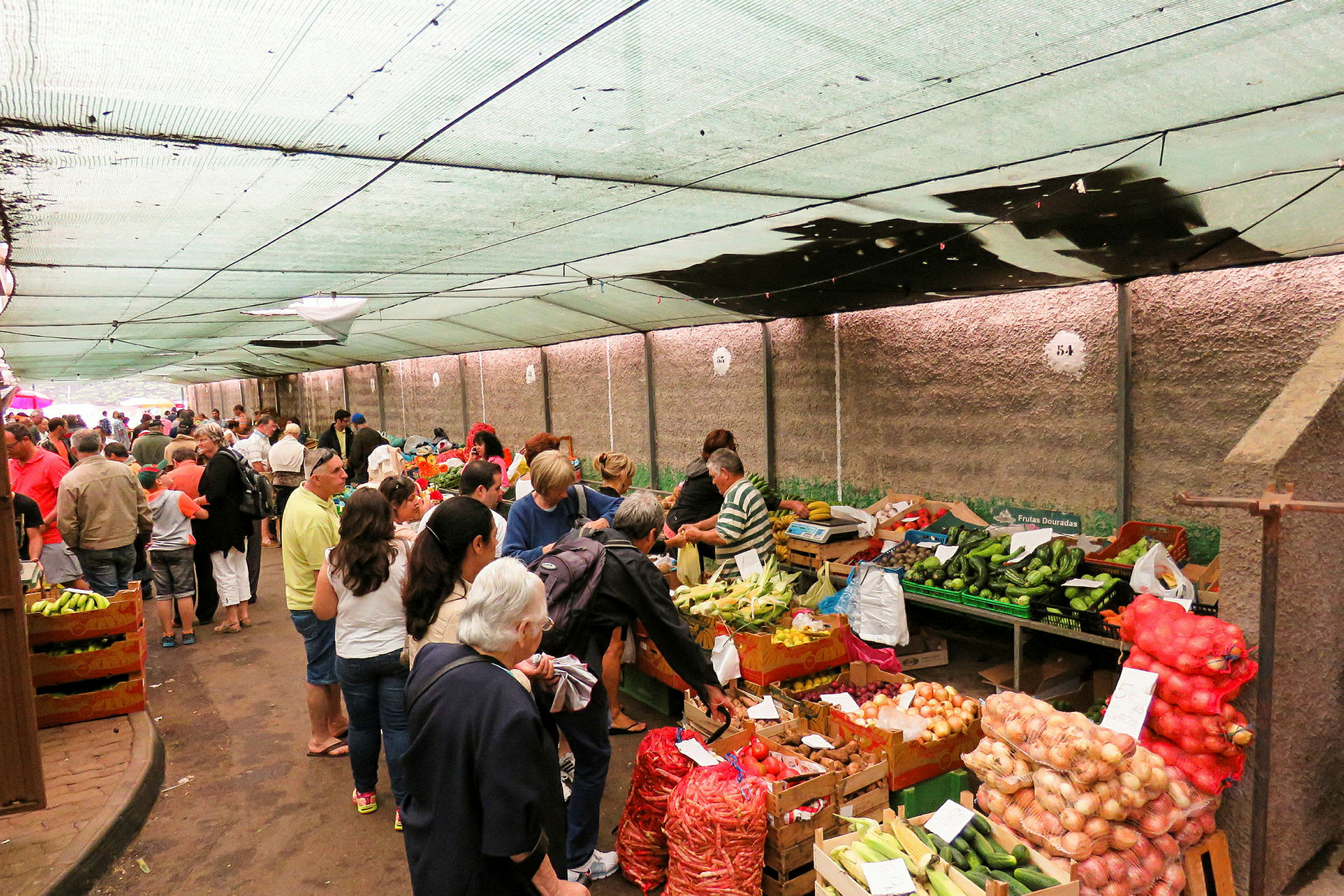 Människor handlar vid en frukt- och grönsaksmarknad. (AI-genererad text)