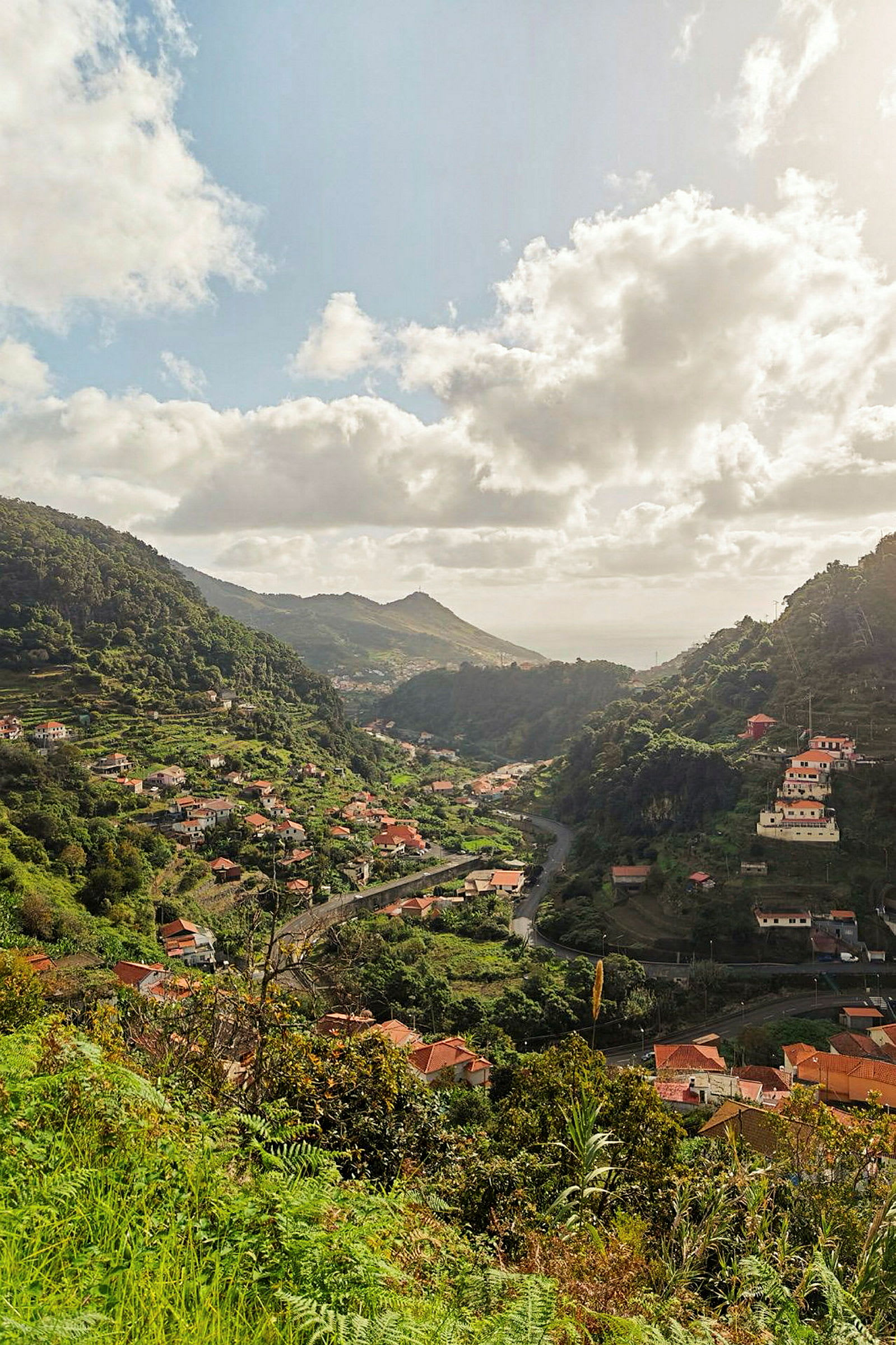 Berg, byar och vacker natur