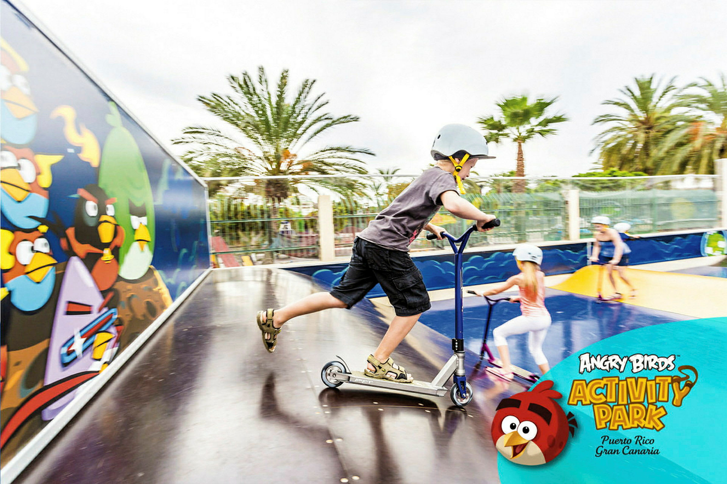 Person åker kickboard i Angry Birds Activity Park i Puerto Rico, Gran Canaria. (AI-genererad text)