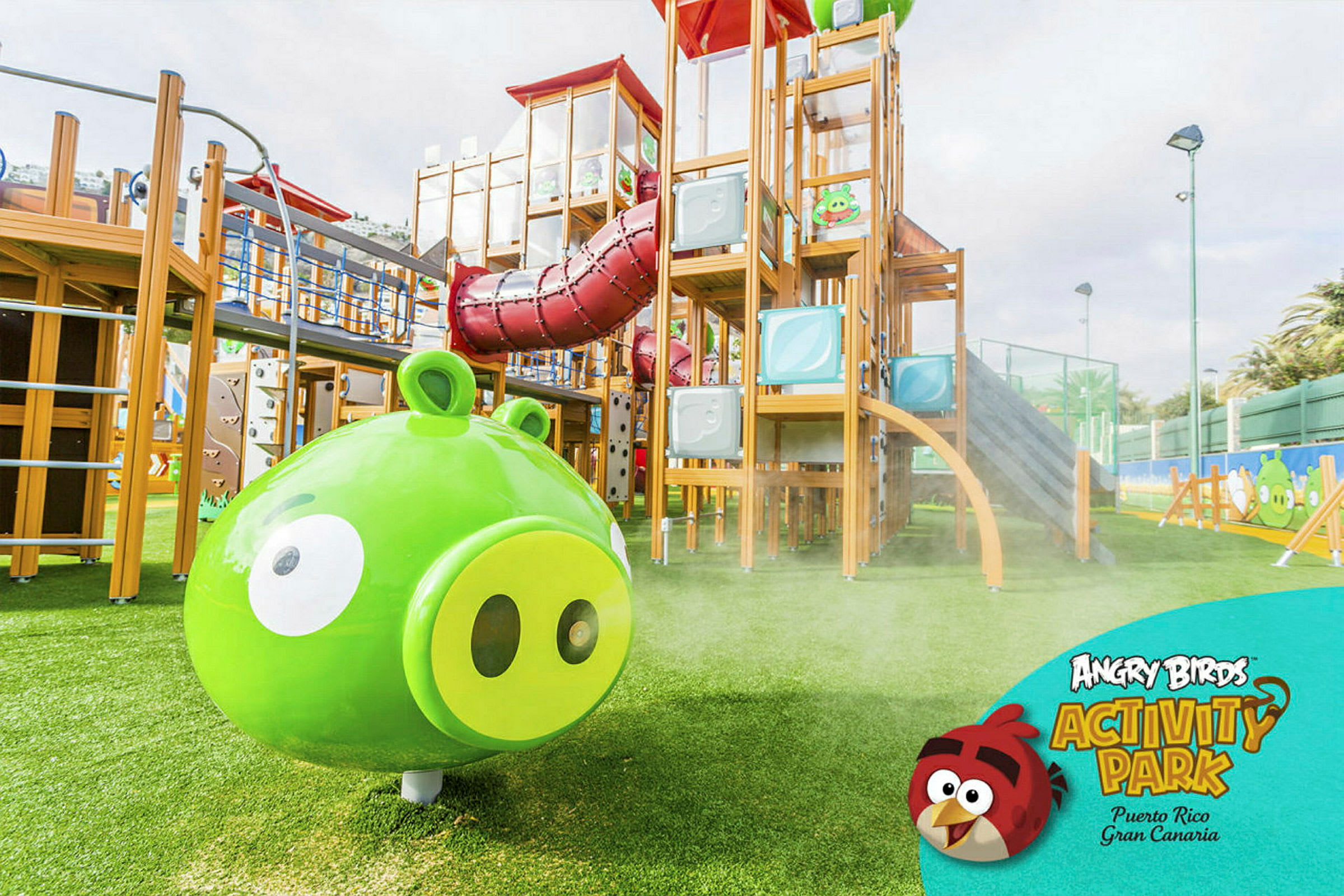 Lekplats inspirerad av Angry Birds med grönt gräs och figurer. (AI-genererad text)