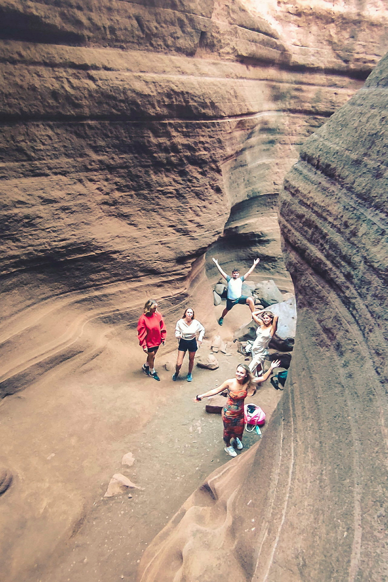 Flera personer står och rör sig i en smal, stenig canyon. (AI-genererad text)