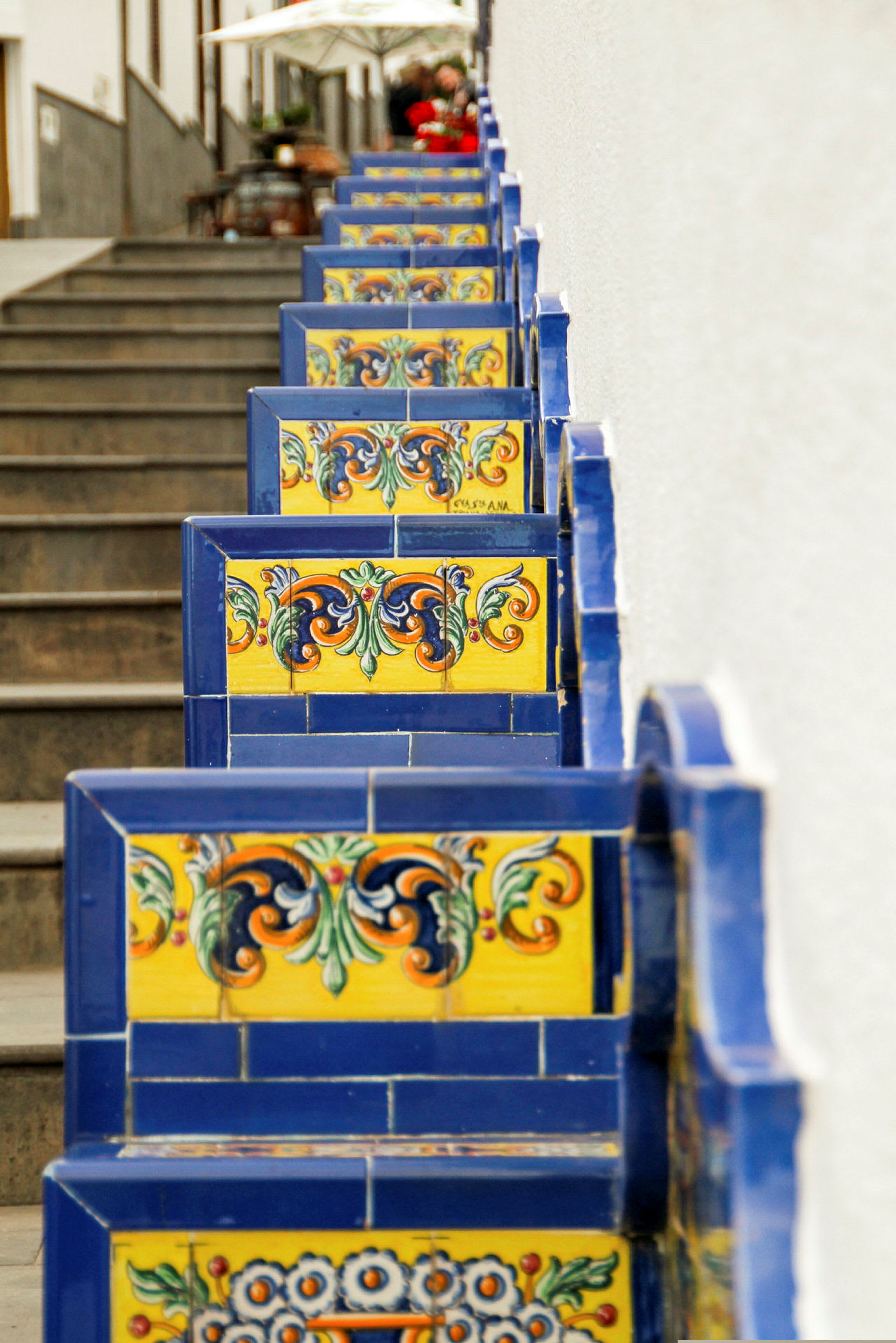 En trappa dekorerad med färgglada kakelplattor. (AI-genererad text)