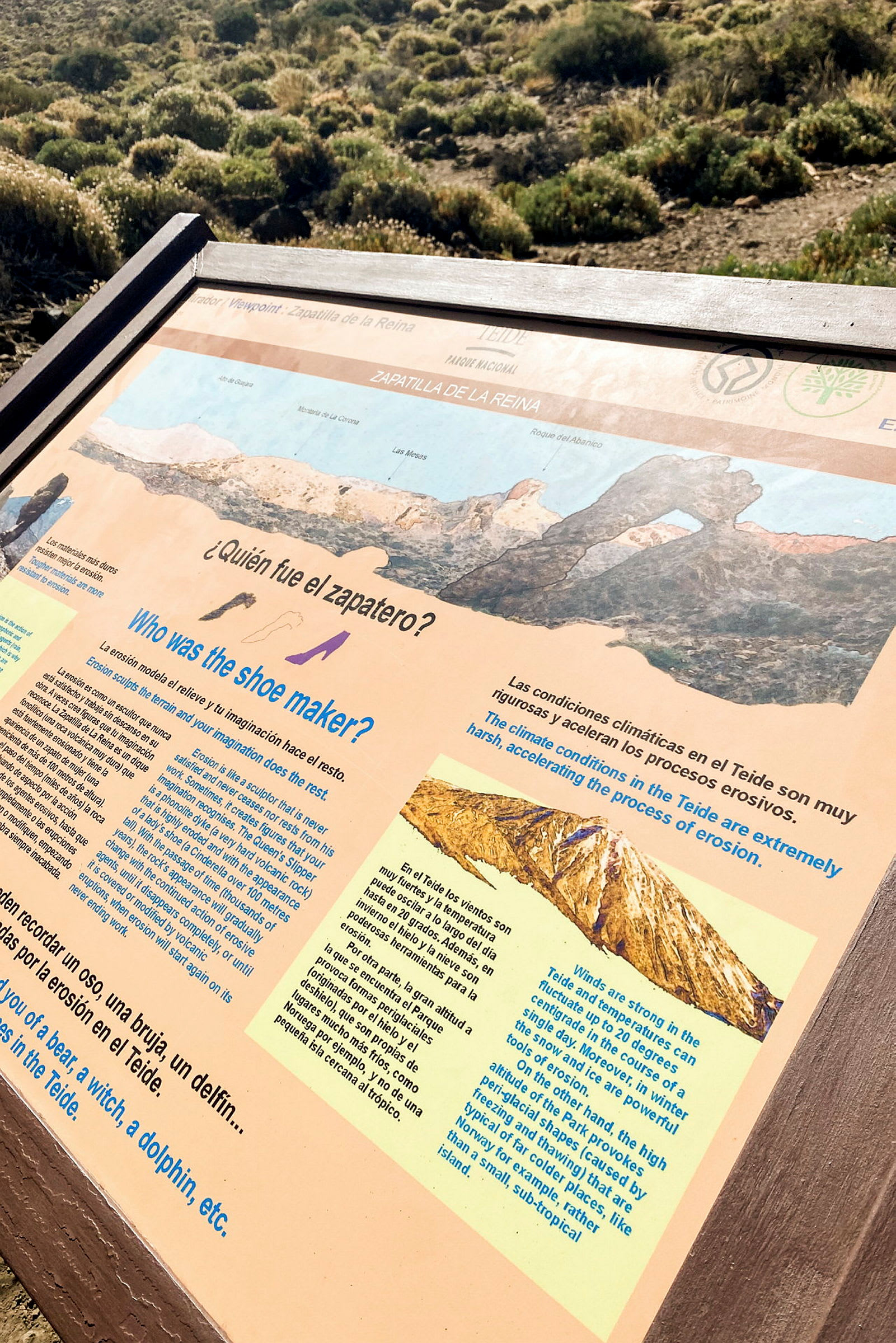 Informationsskylt vid Zapatilla de la Reina-utkik, med text och illustrationer om området, omgiven av grön vegetation. (AI-genererad text)