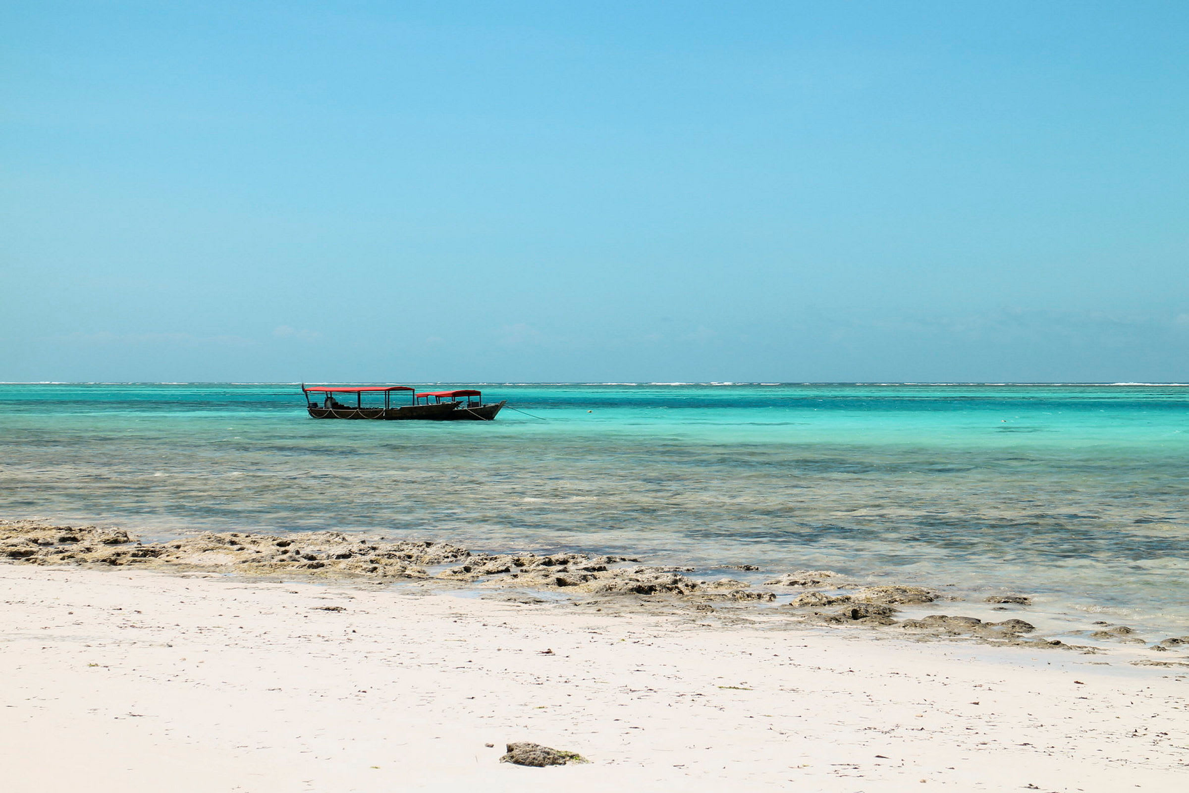 Zanzibars kristallklara vatten och kritvita stränder
