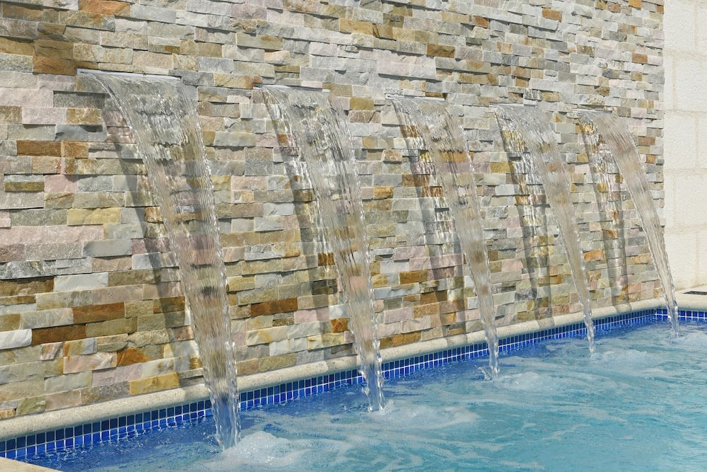 Pool med vattenfall