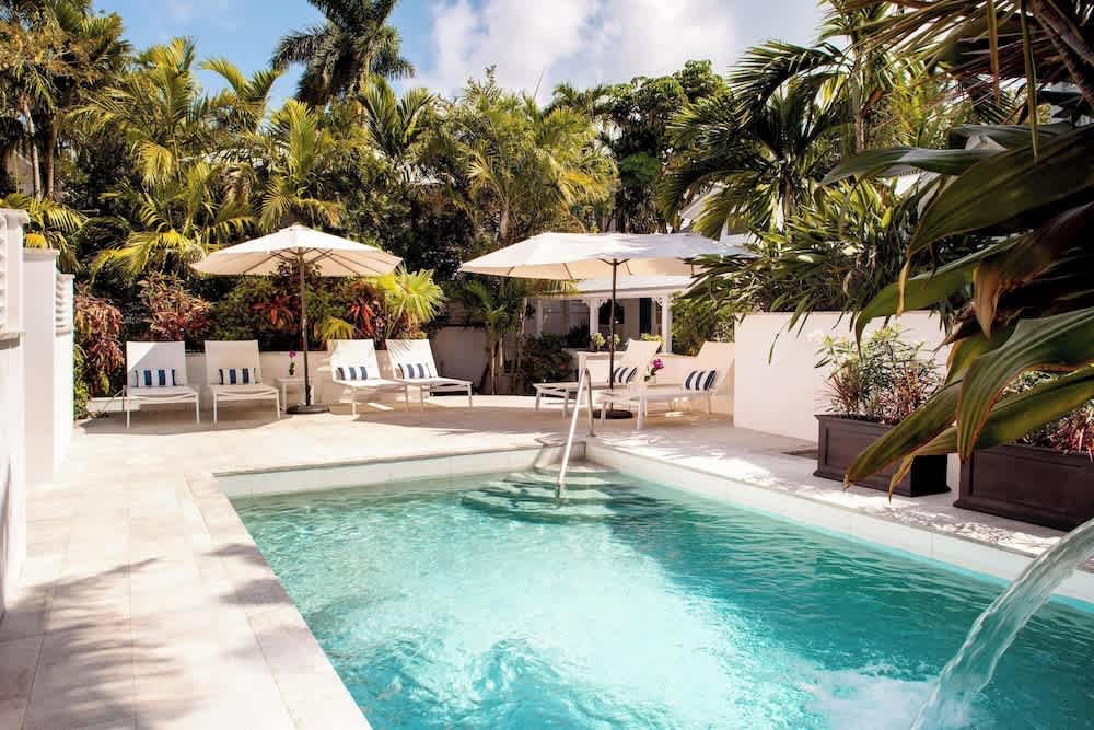 Pool med vattenfall