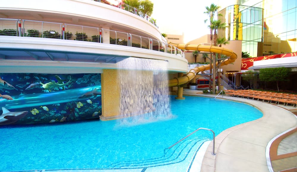 Pool med vattenfall