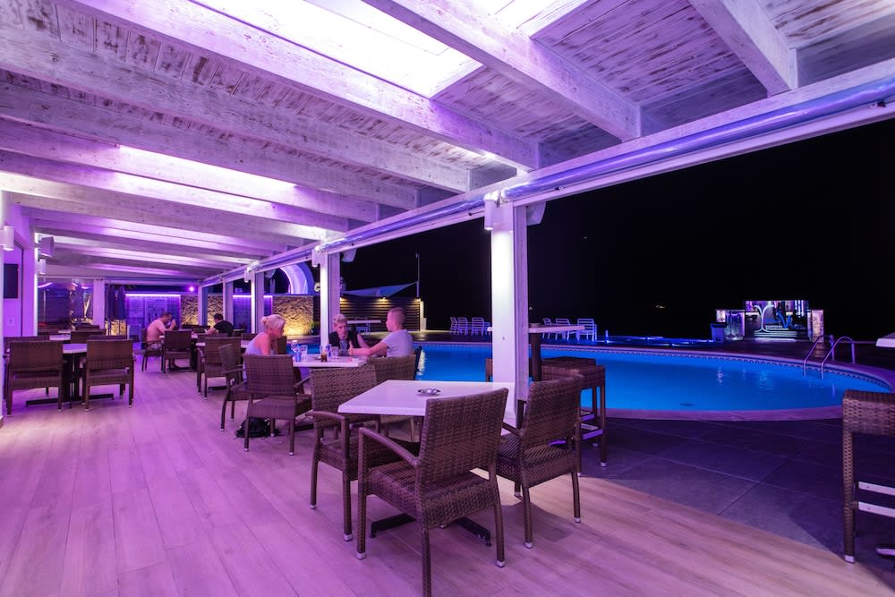 Bar vid poolen