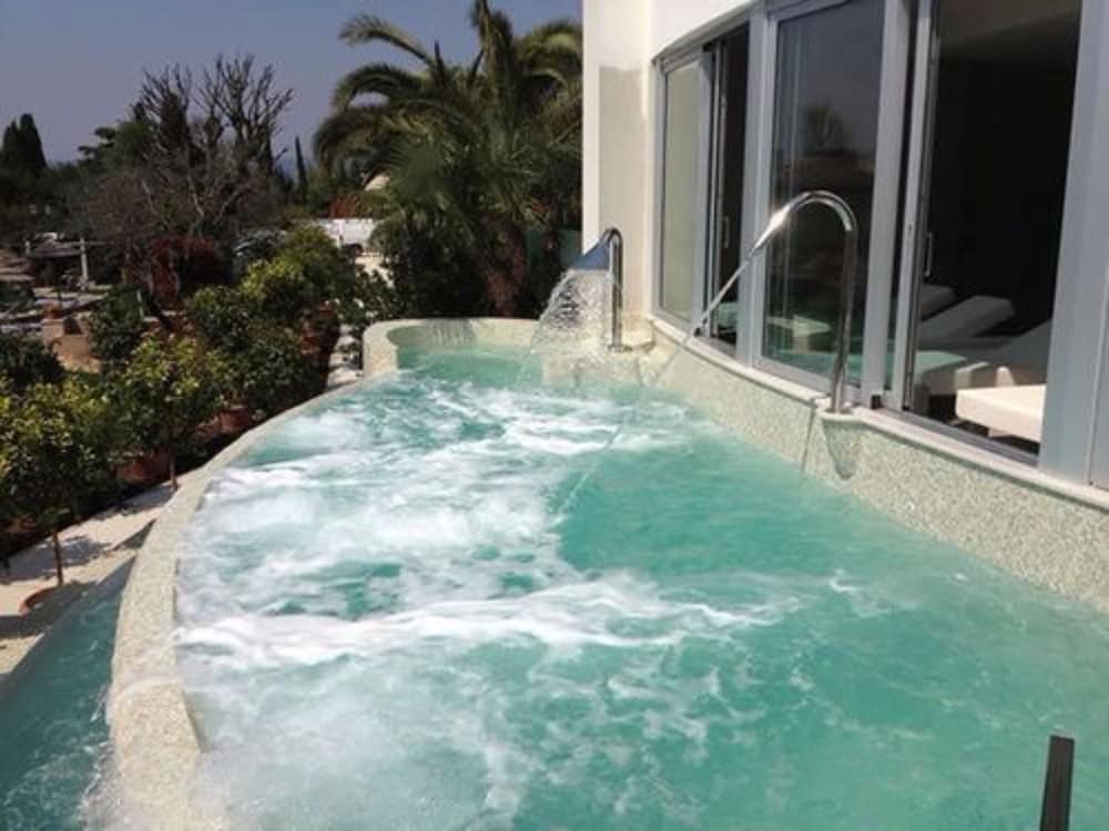 Pool med vattenfall