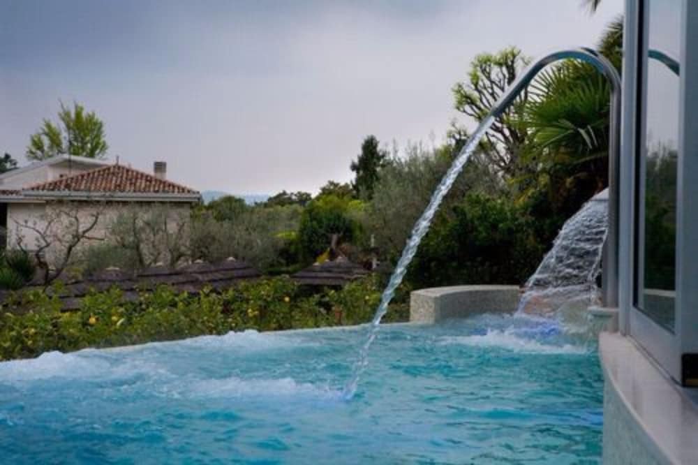 Pool med vattenfall