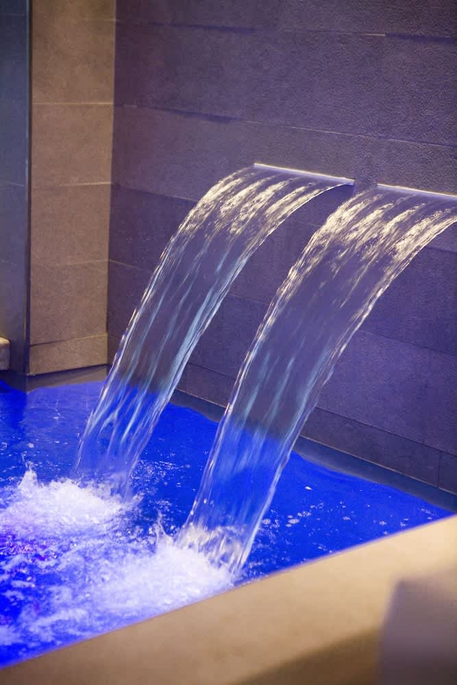 Pool med vattenfall