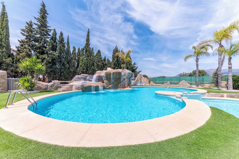 Pool med vattenfall