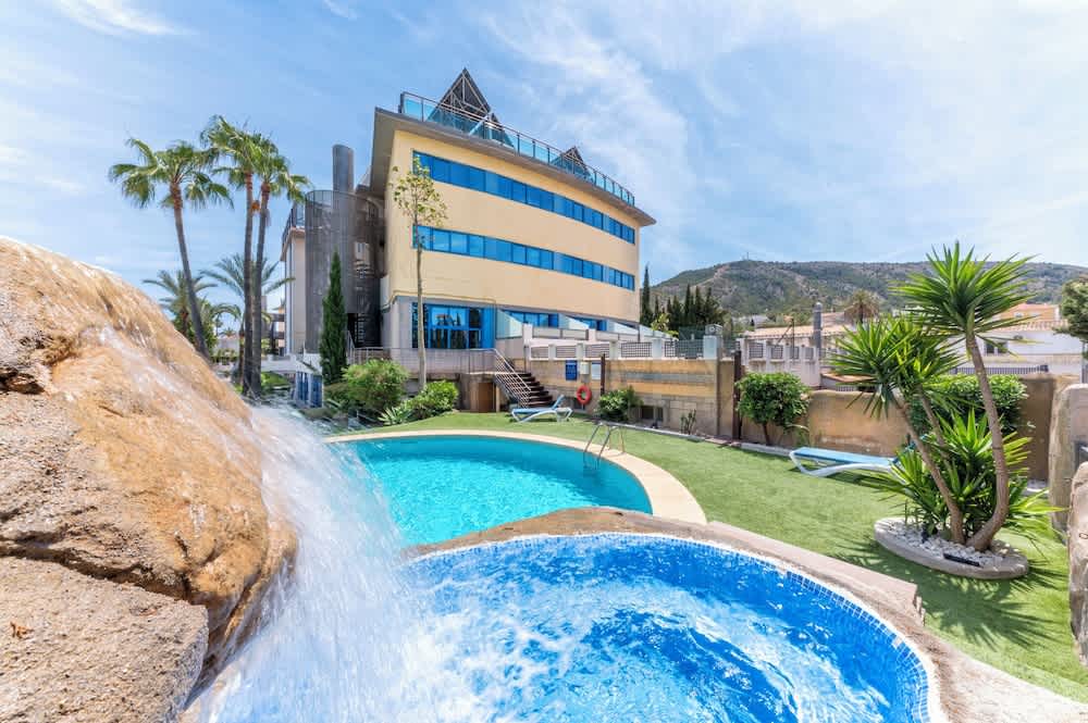 Pool med vattenfall