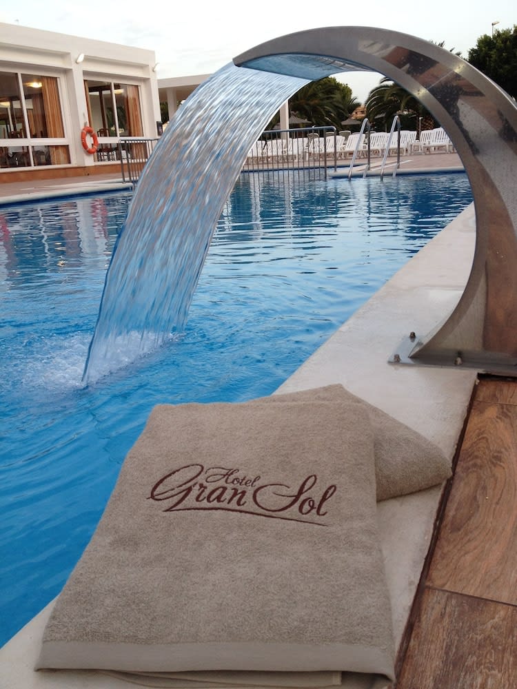 Pool med vattenfall