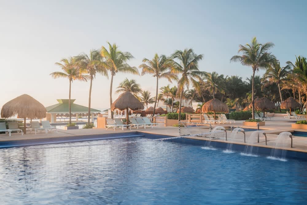 Pool med vattenfall